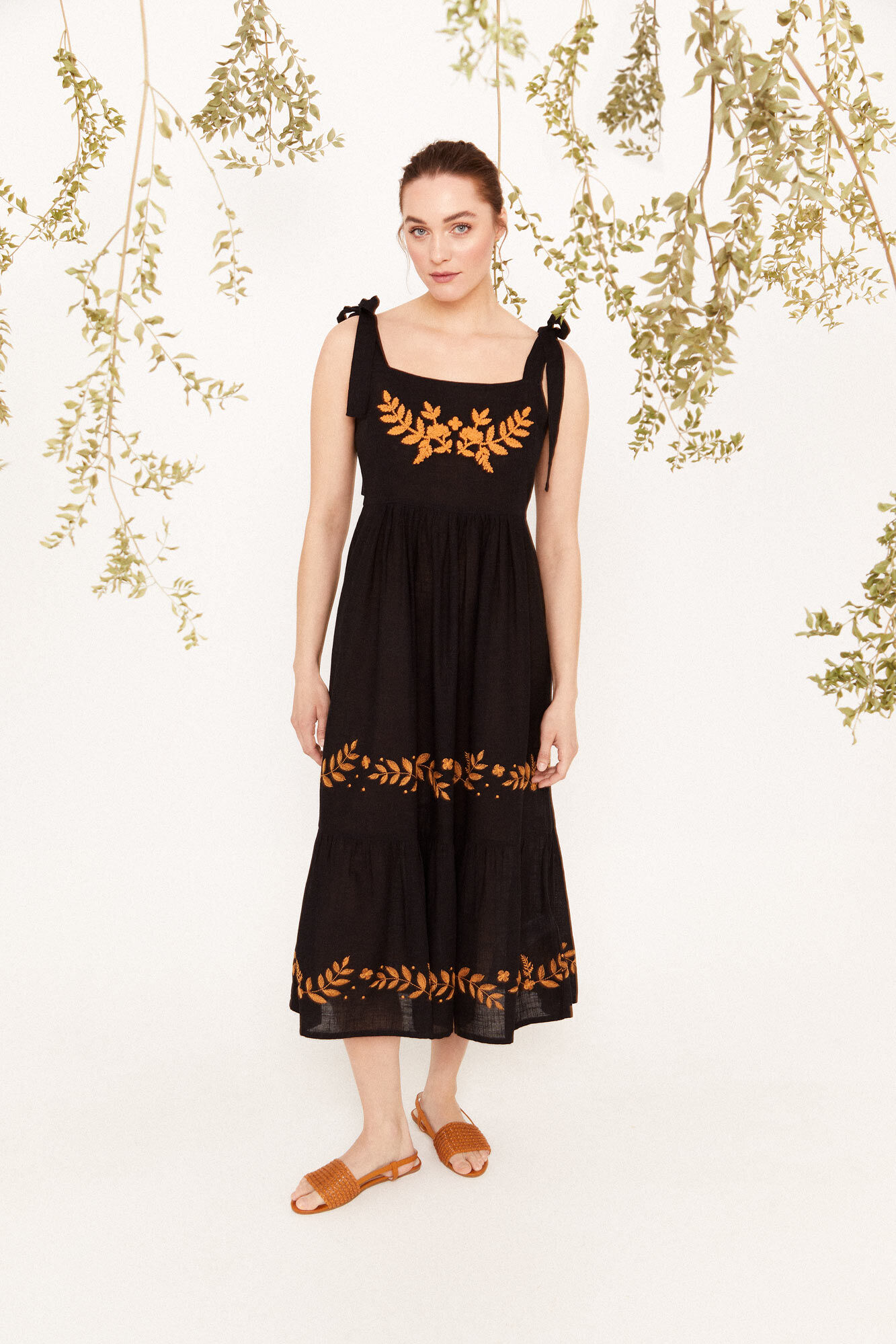 Vestido bordado - Preto