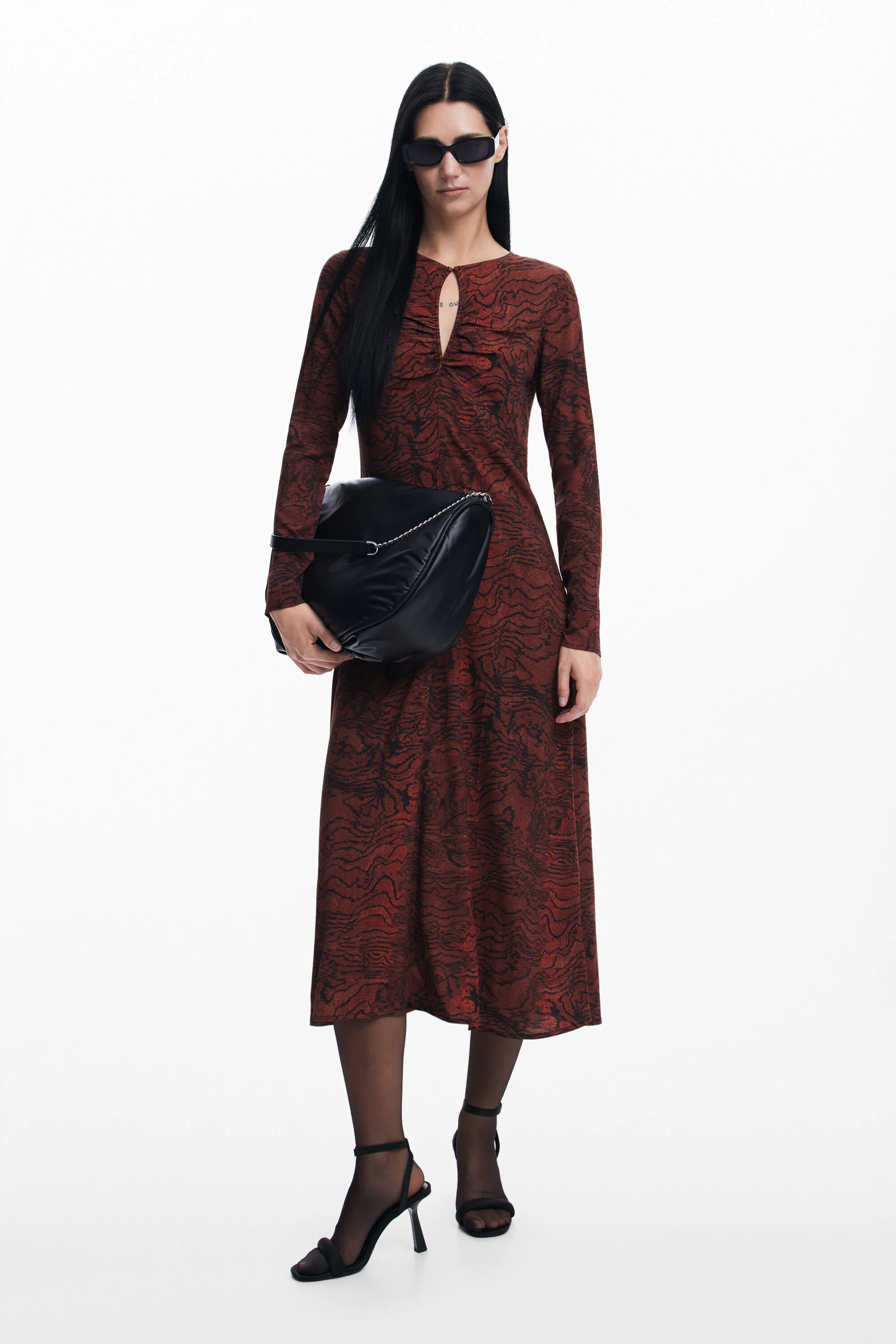 Vestido com linhas irregulares