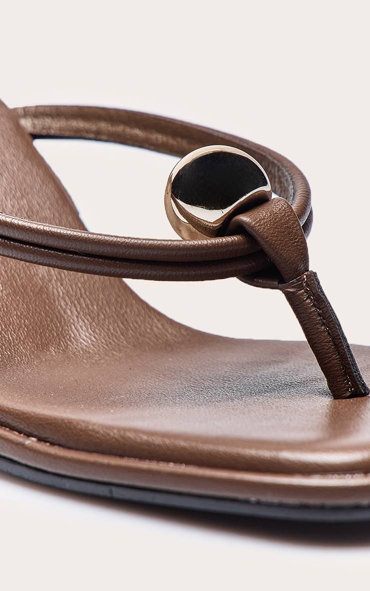 Chocolat Mules À Talon Moyen En Synthétiquecuir Avec Bride Entre-orteils Carrée Et Détails Dorés