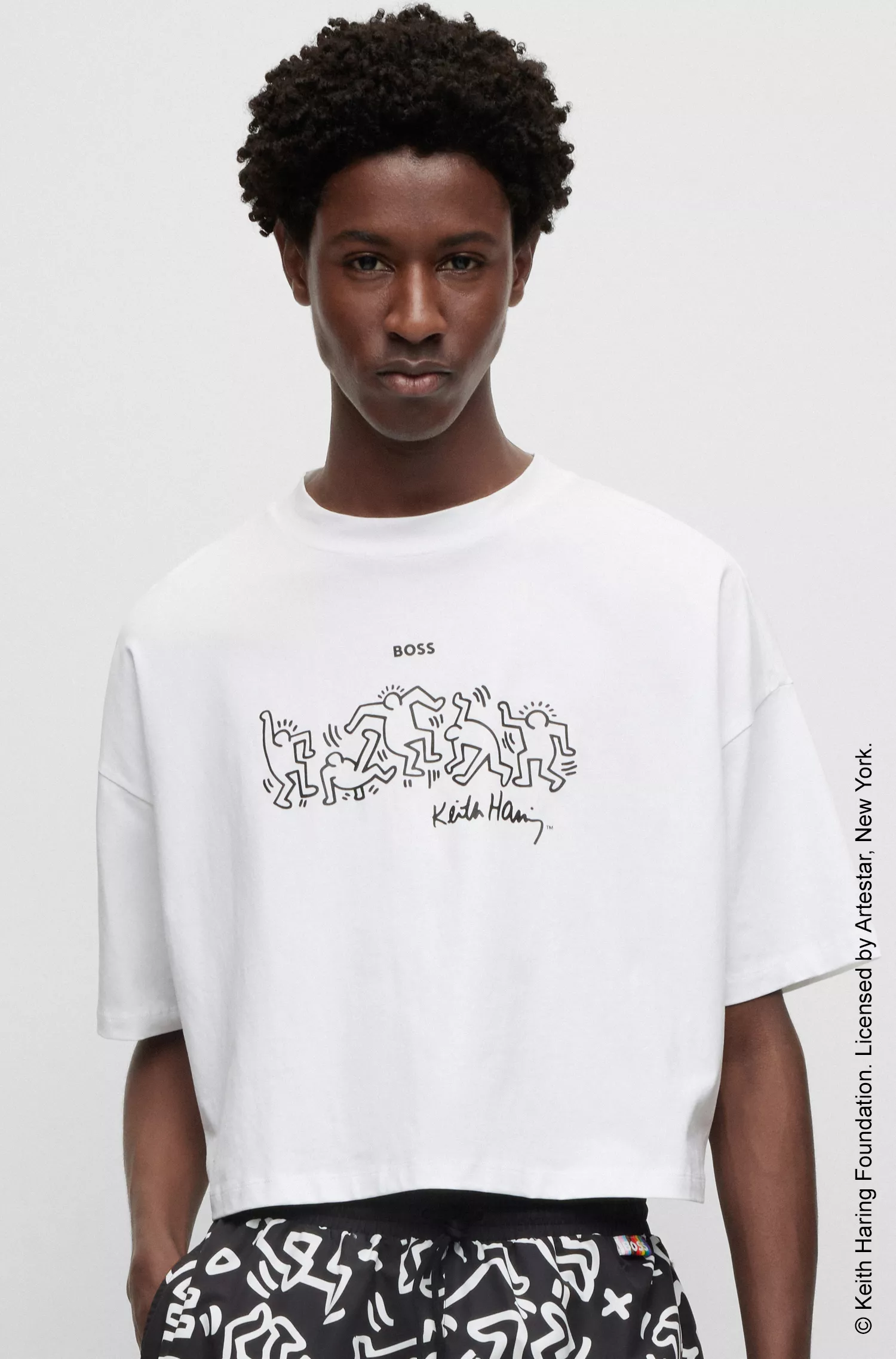 Camiseta BOSS preta - BOSS x Keith Haring, unissex, em algodão com estampa do logo.