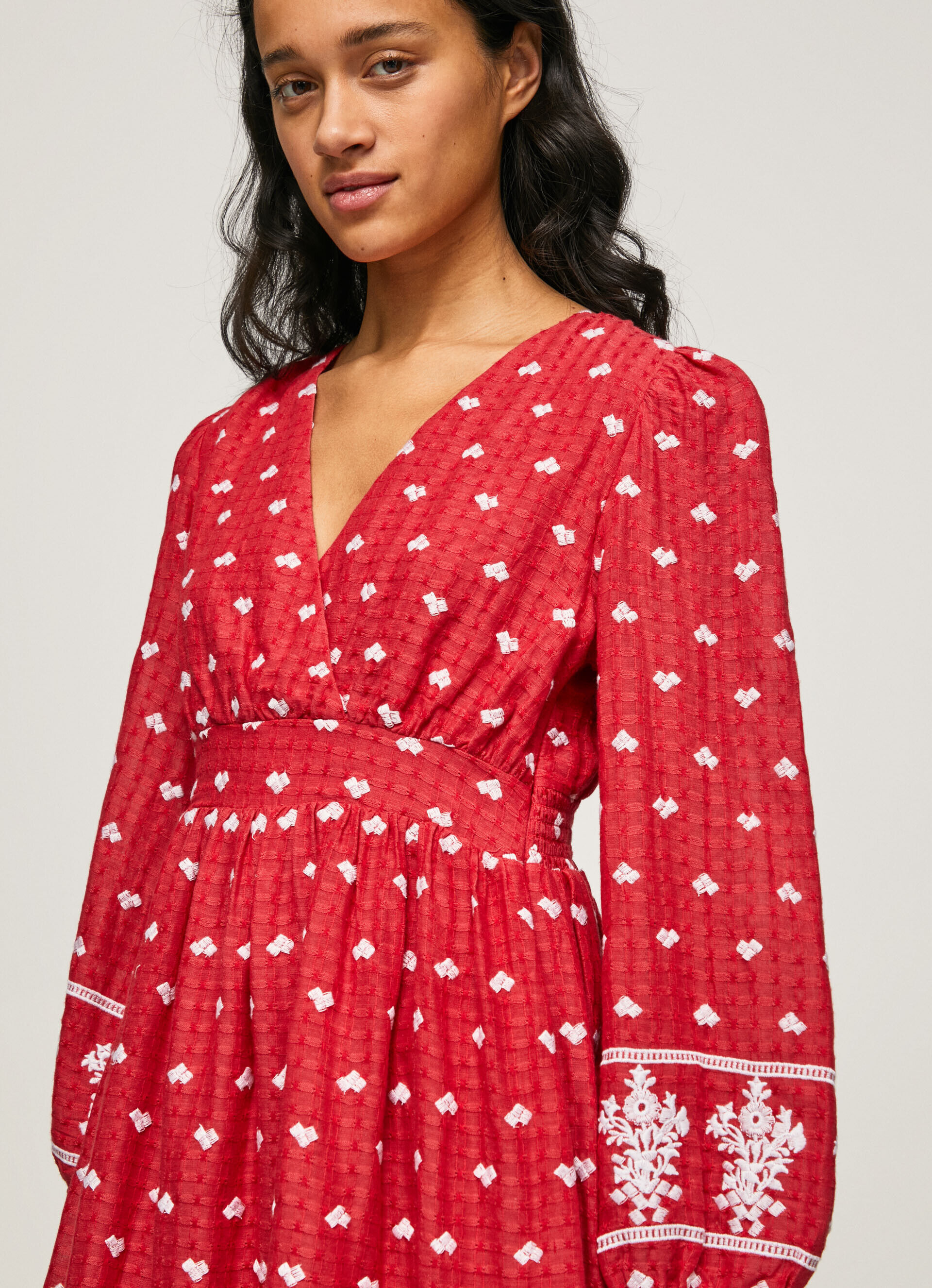 VESTIDO COM DETALHES BORDADOS - vermelho estúdio