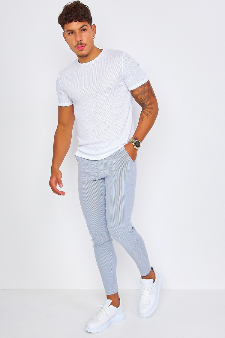 Pantalon chino à rayures grises et blanches