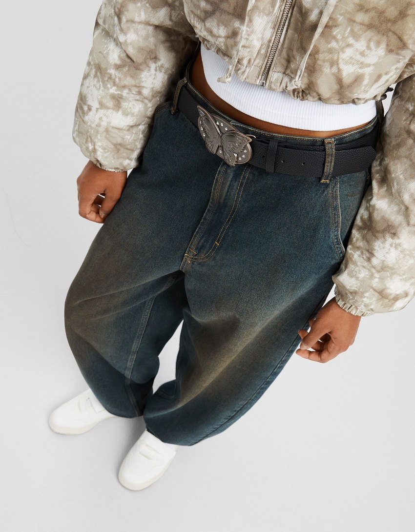 calça jeans estilo skater com efeito desbotado