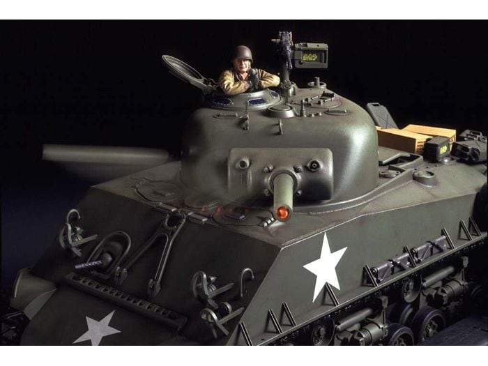 Tamiya Panzer M4 Sherman 105 mm Howitzer Full-Option Bausat 2. Weltkrieg Panzer Bausatz mit vielen Details und Funktionen
