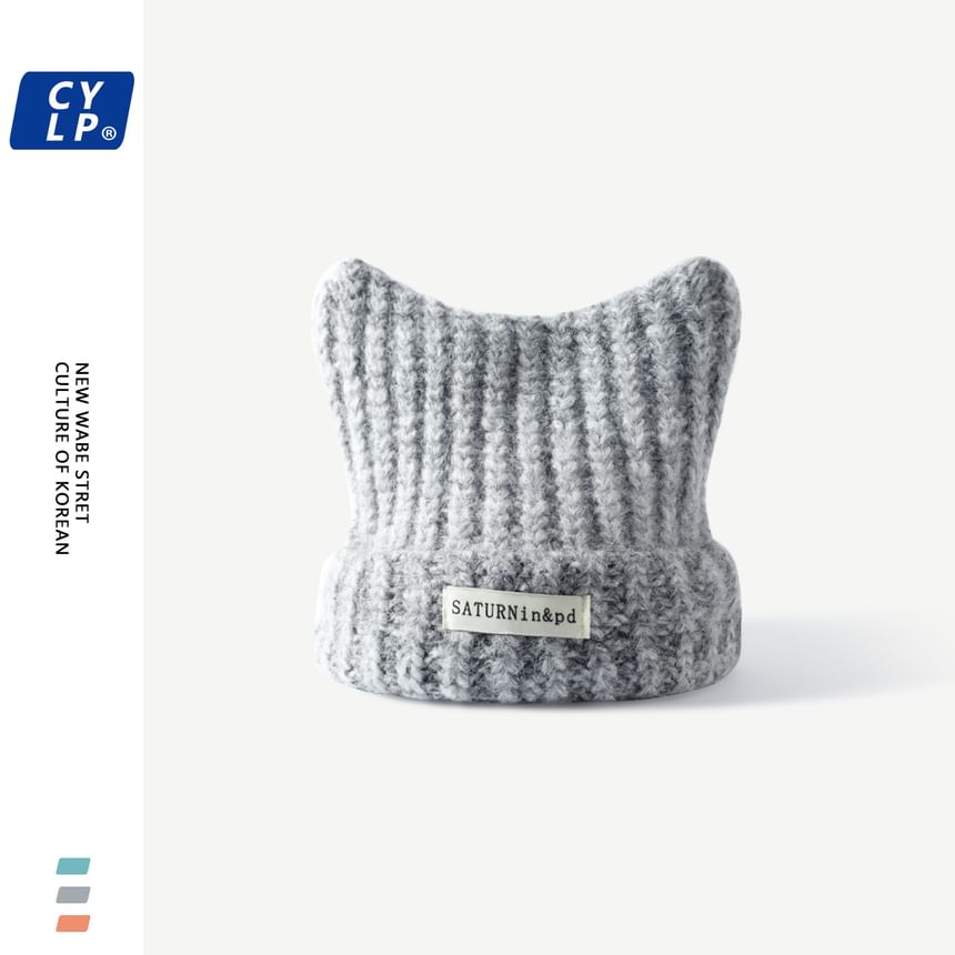 HARPY - Gebreide muts met kattenoorletters en applicaties