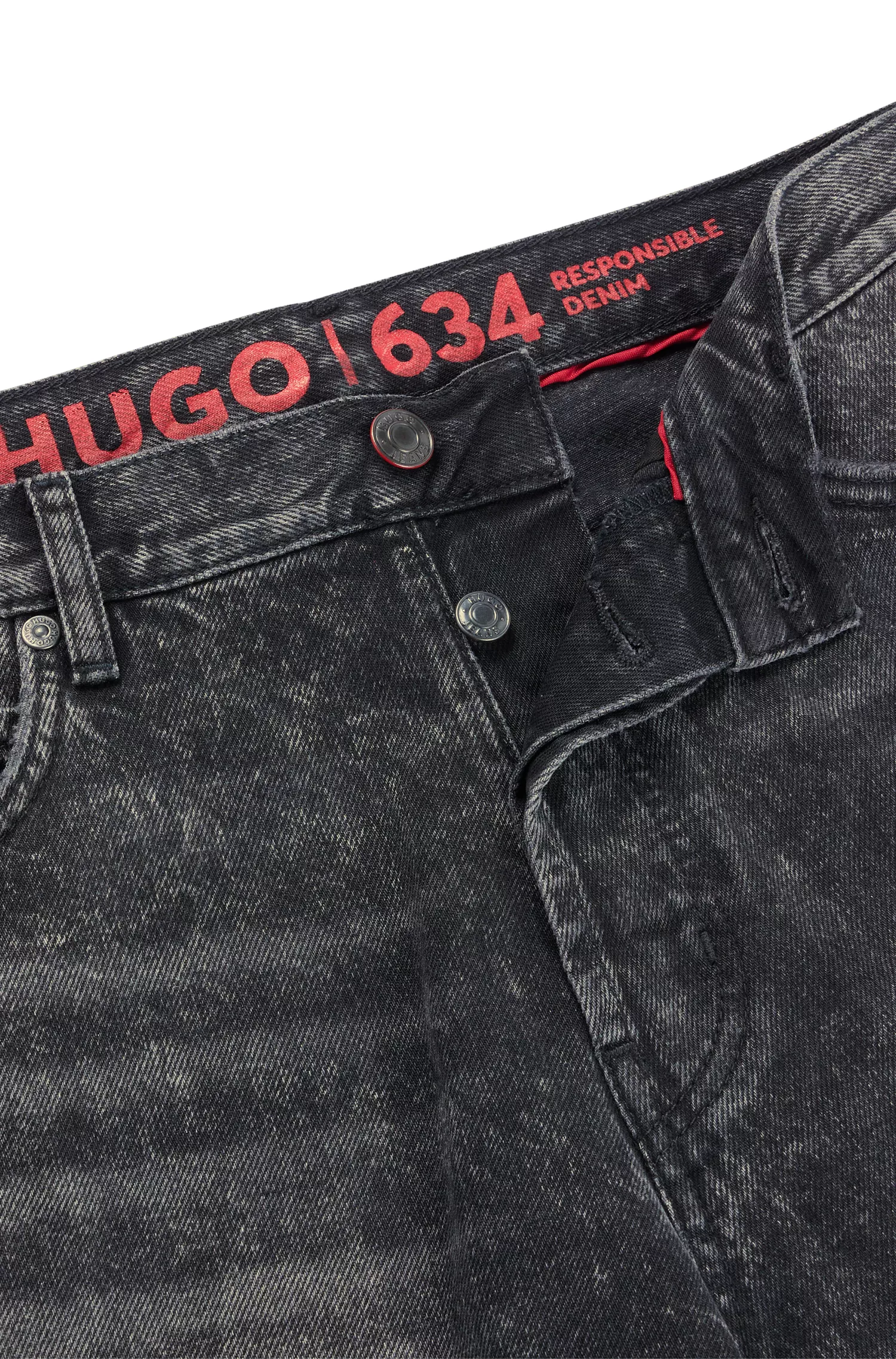 Calça jeans HUGO vermelha, corte afunilado, em denim rígido preto.
