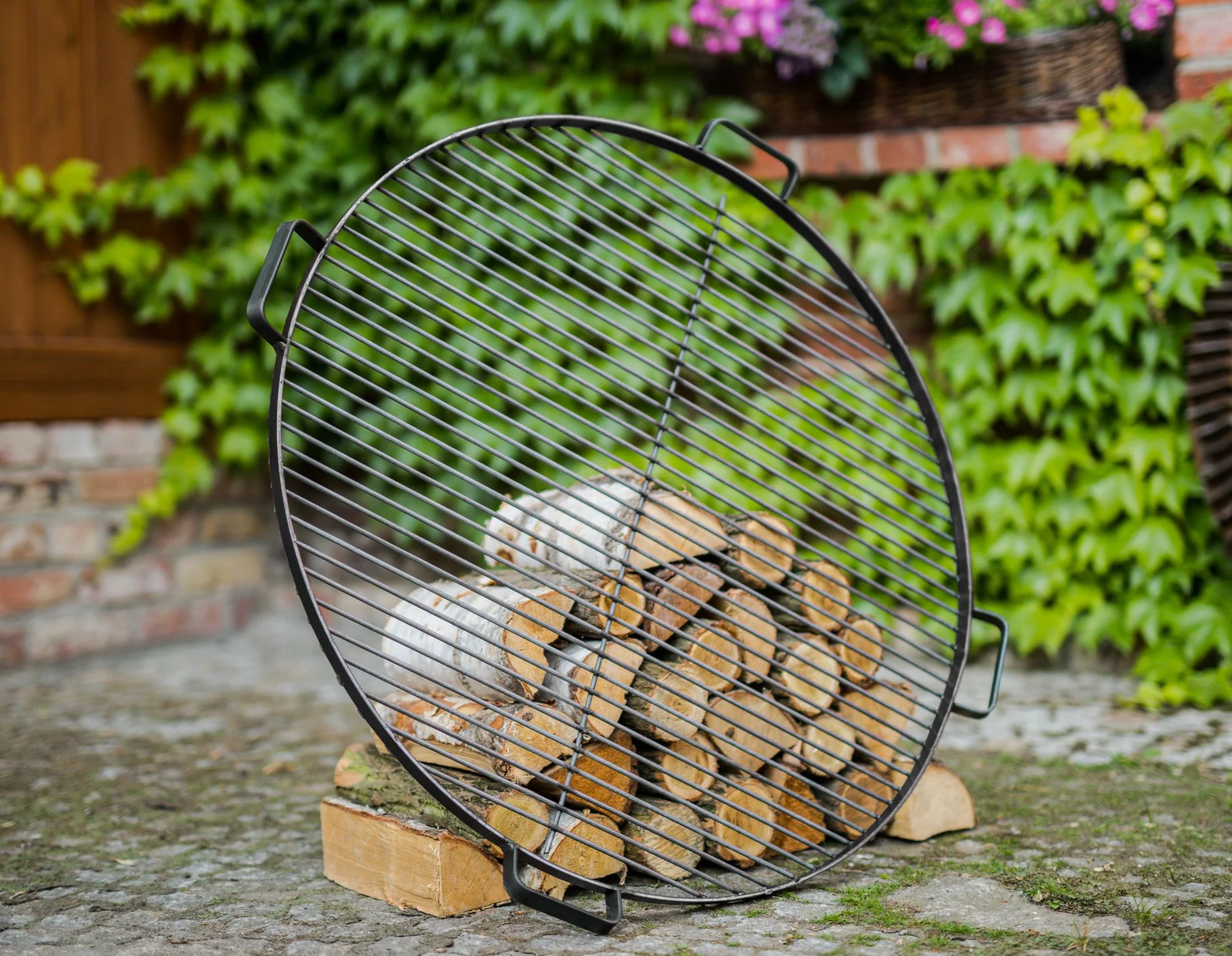 Grillrost mit 4 Griffen aus Rohstahl 70 cm
