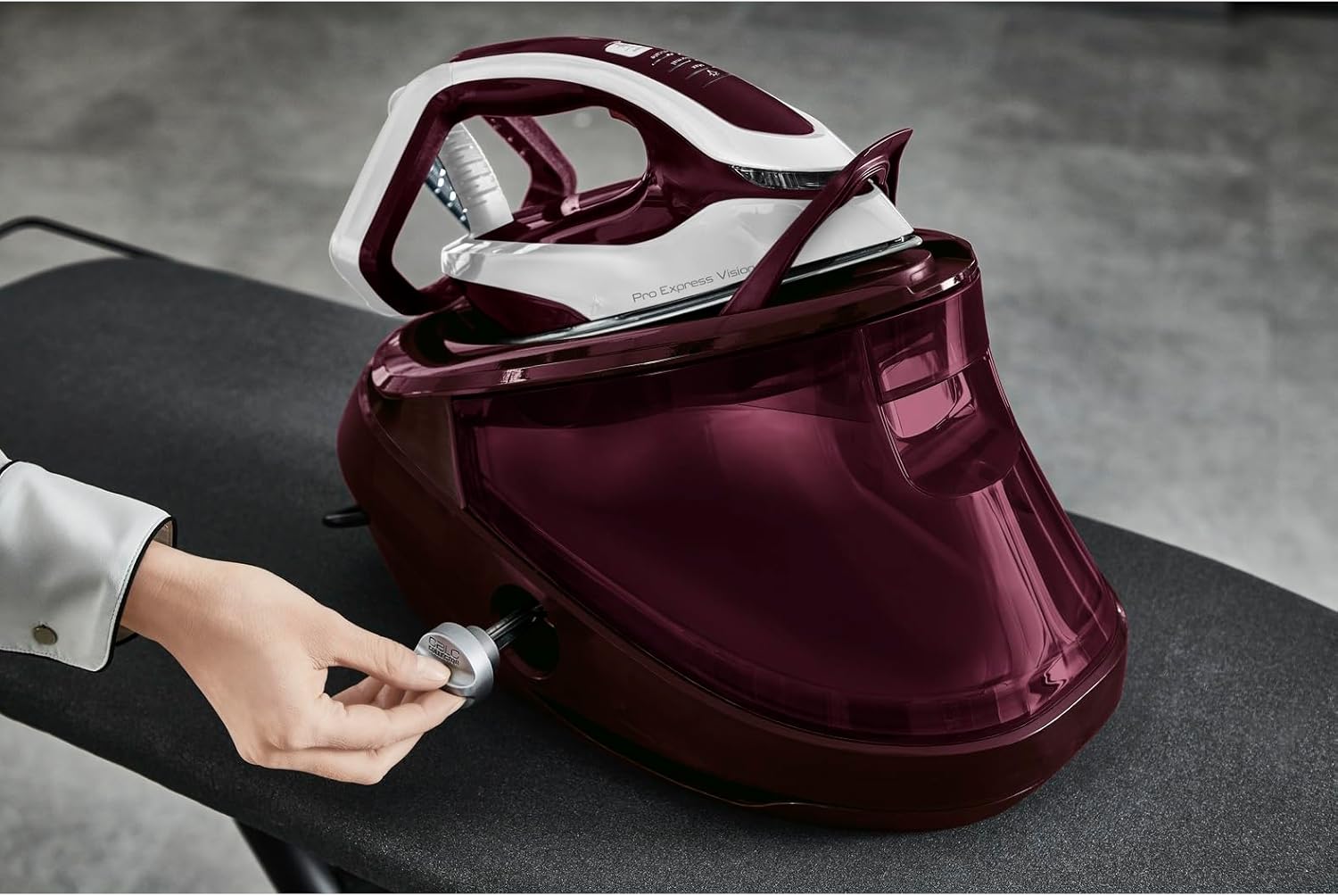 Tefal Pro Express Vision Dampfbügelstation, Smart LED-Leuchte am Bügeleisen, leistungsstarker 8,3-Bar-Druck, 180 g/Min. Dampf, 680 g/Min. extra Dampfstoß, Anti-Kalk System, dunkelrot/weiß, GV9810