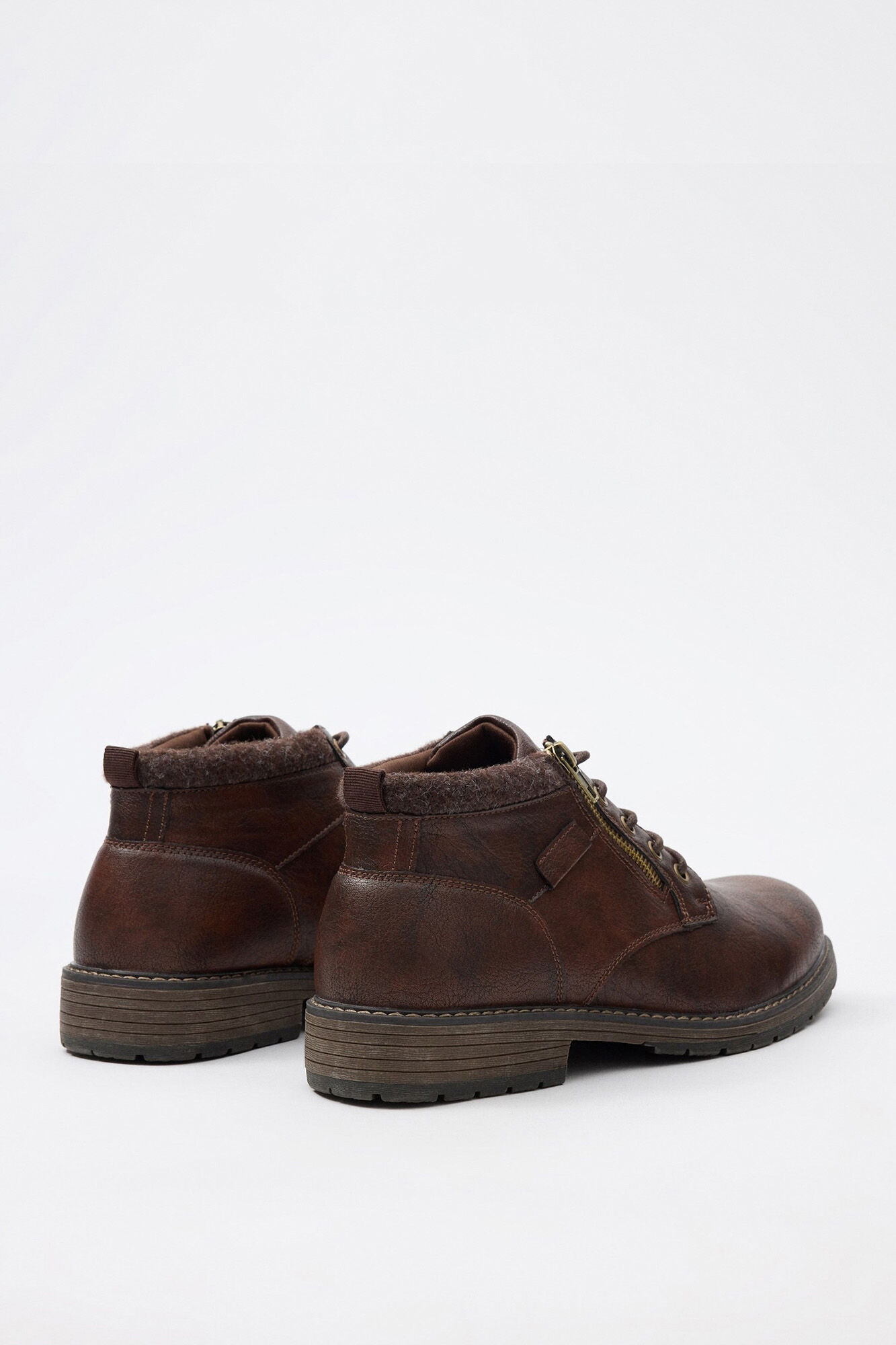 Bota de cano curto com gola de zíper