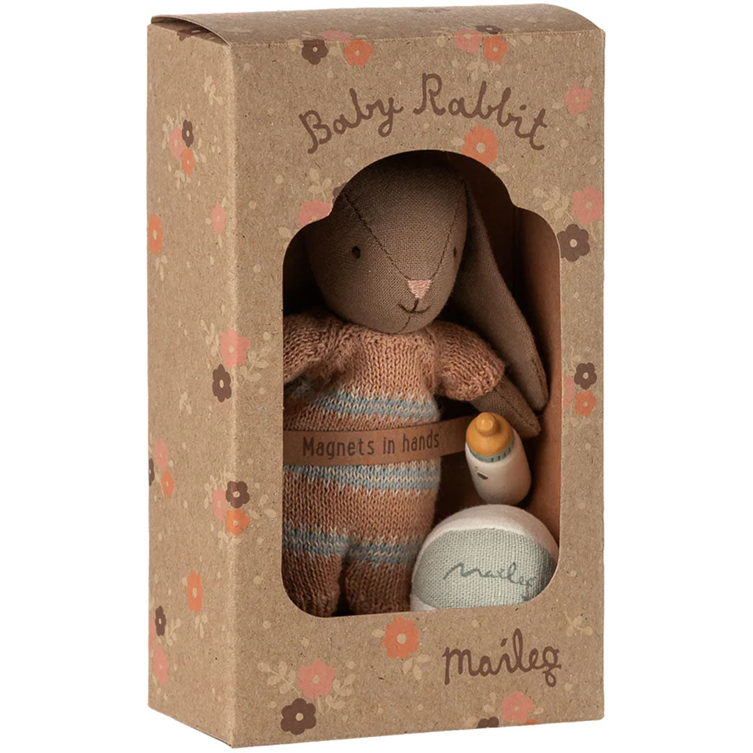maileg knuffelkonijn micro met bal en fles bruin - dusty rose - 11 cm