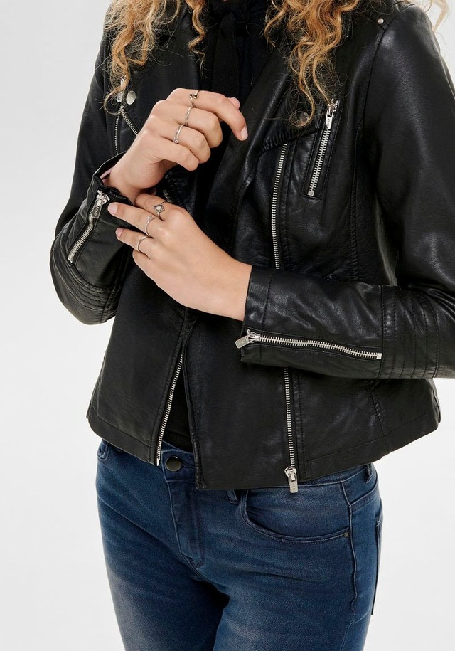 ONLY Lederimitatjacke »ONLGEMMA – Bikerjacke mit asymmetrischem Reissverschluss« tailliert, casual, Lederimitat, Reissverschlusstaschen