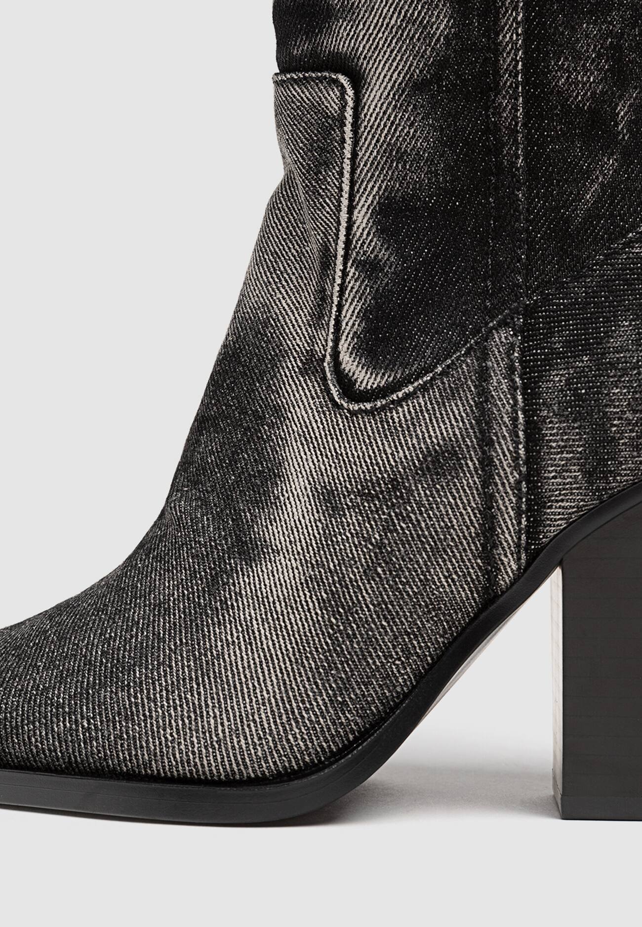 Botas de cano curto estilo cowboy com salto alto em jeans