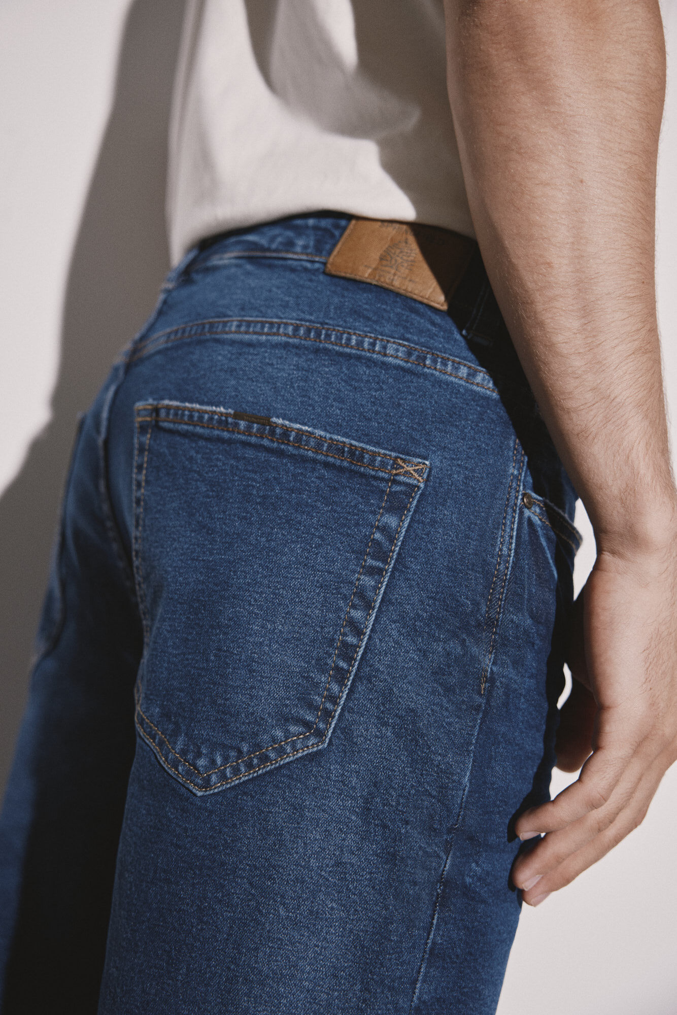 calça jeans normal de lavagem escura