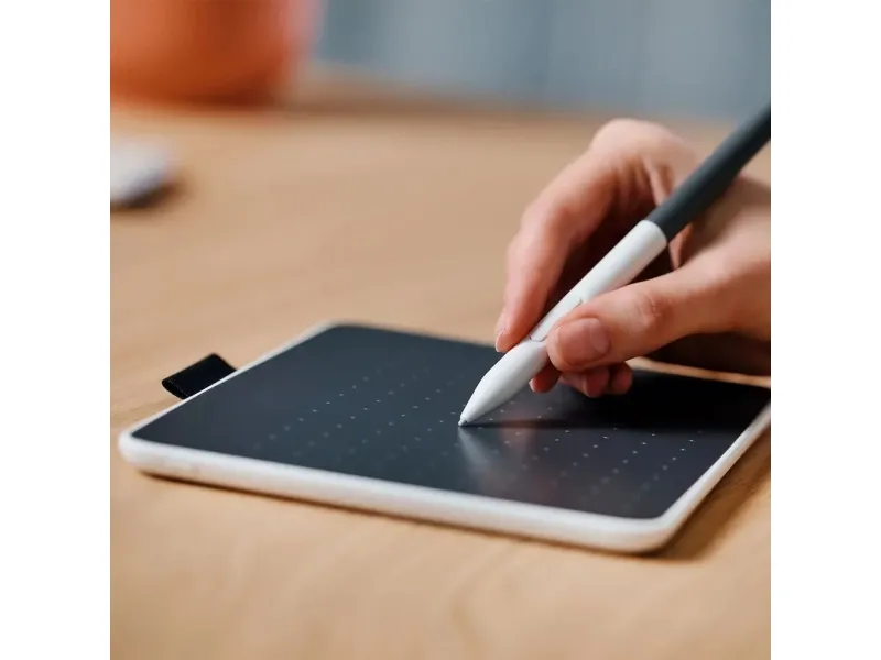 Wacom One by Wacom - Digitizer - pentablet medium, håndkøb - højre- og venstrehåndet - 21.6 x 13.5 cm - elektromagnetisk - trådløs, kablet - USB-C, Bluetooth 5.1
