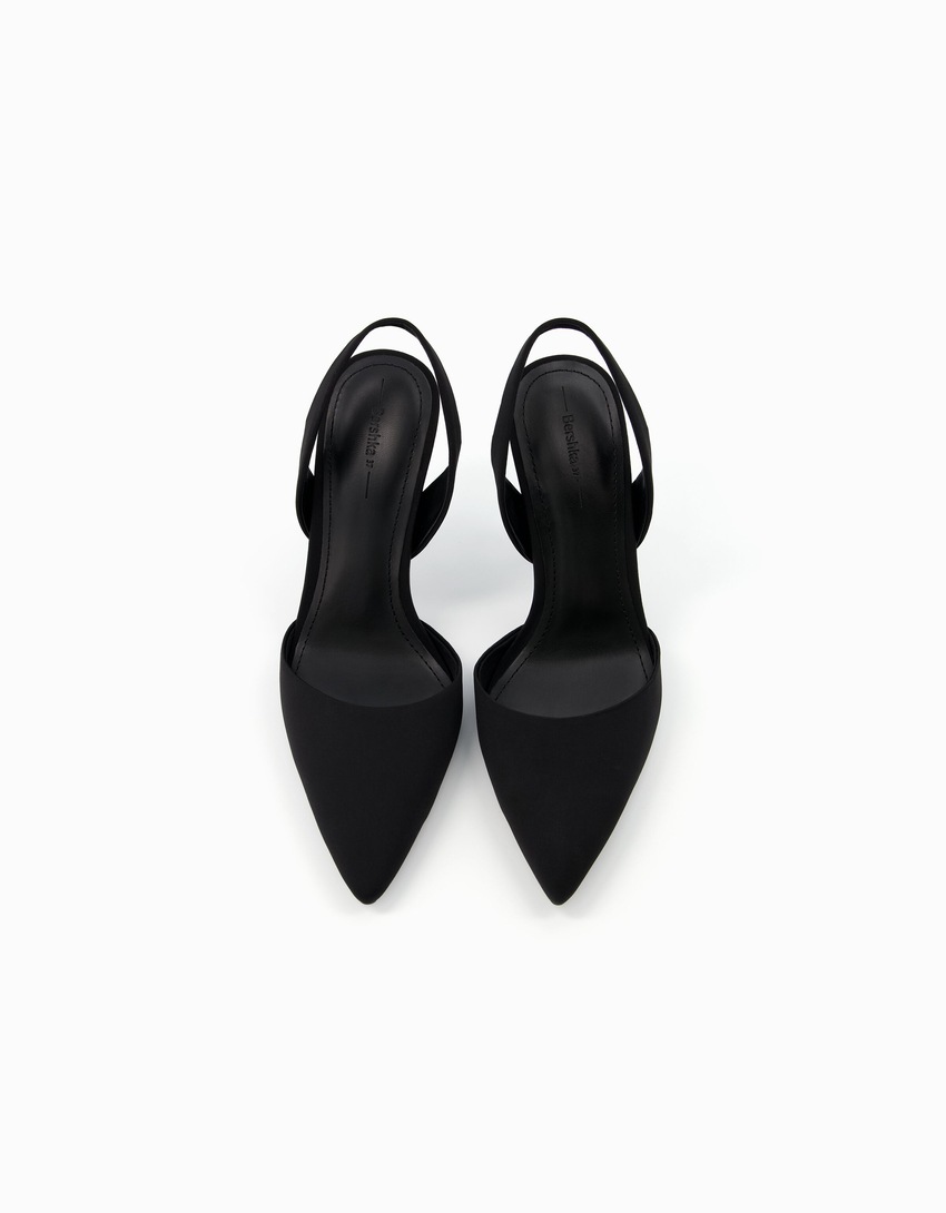 Sapatos de salto com tira no calcanhar