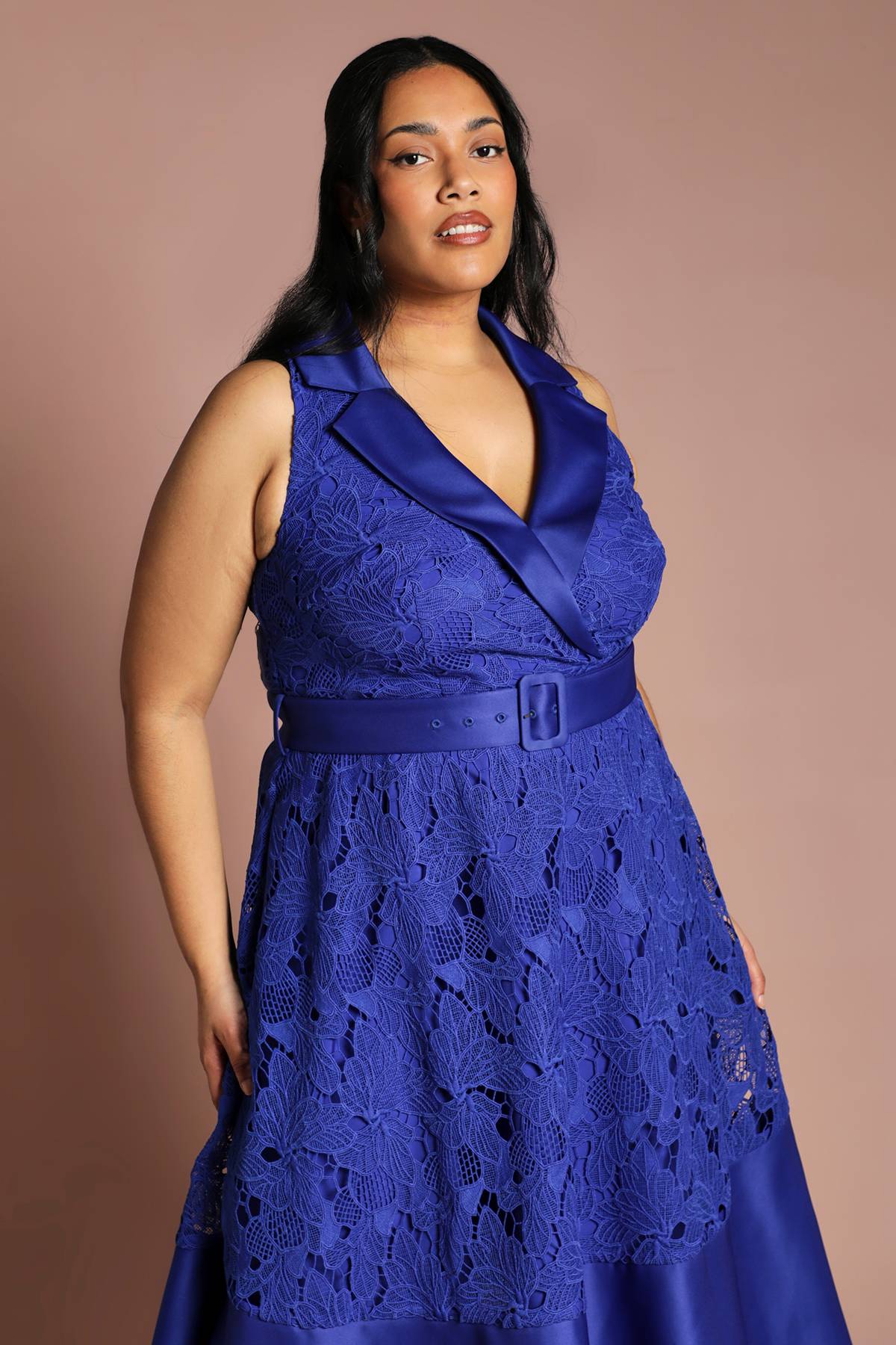 Coast Robe Grande Taille Sans Manches En Dentelle Et Satin Contrasté Longueur Midi