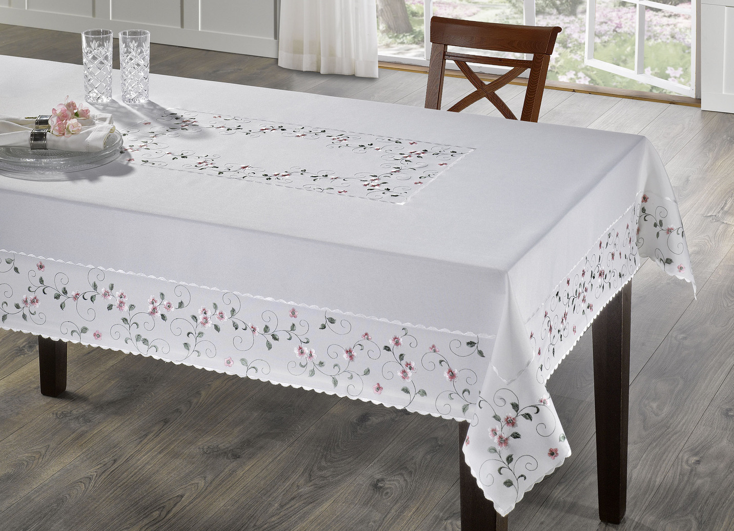 Bestickte Tisch- und Raumdekoration mit Blümchen-Bordüre