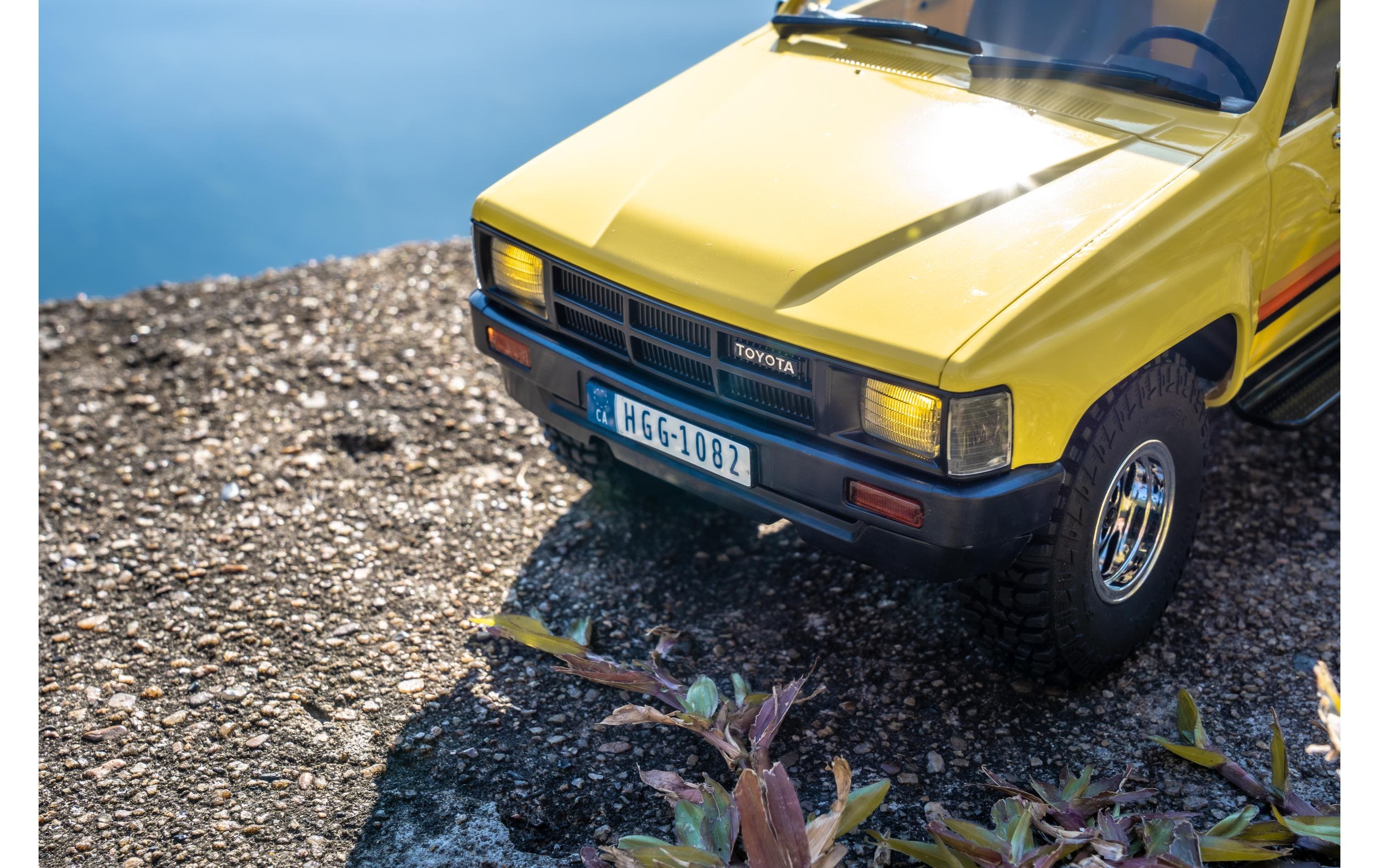 Scale Crawler Toyota Hilux 1983, 4WD RTR, 1:18<br>Detailgetreuer RC Pickup im Massstab 1:18