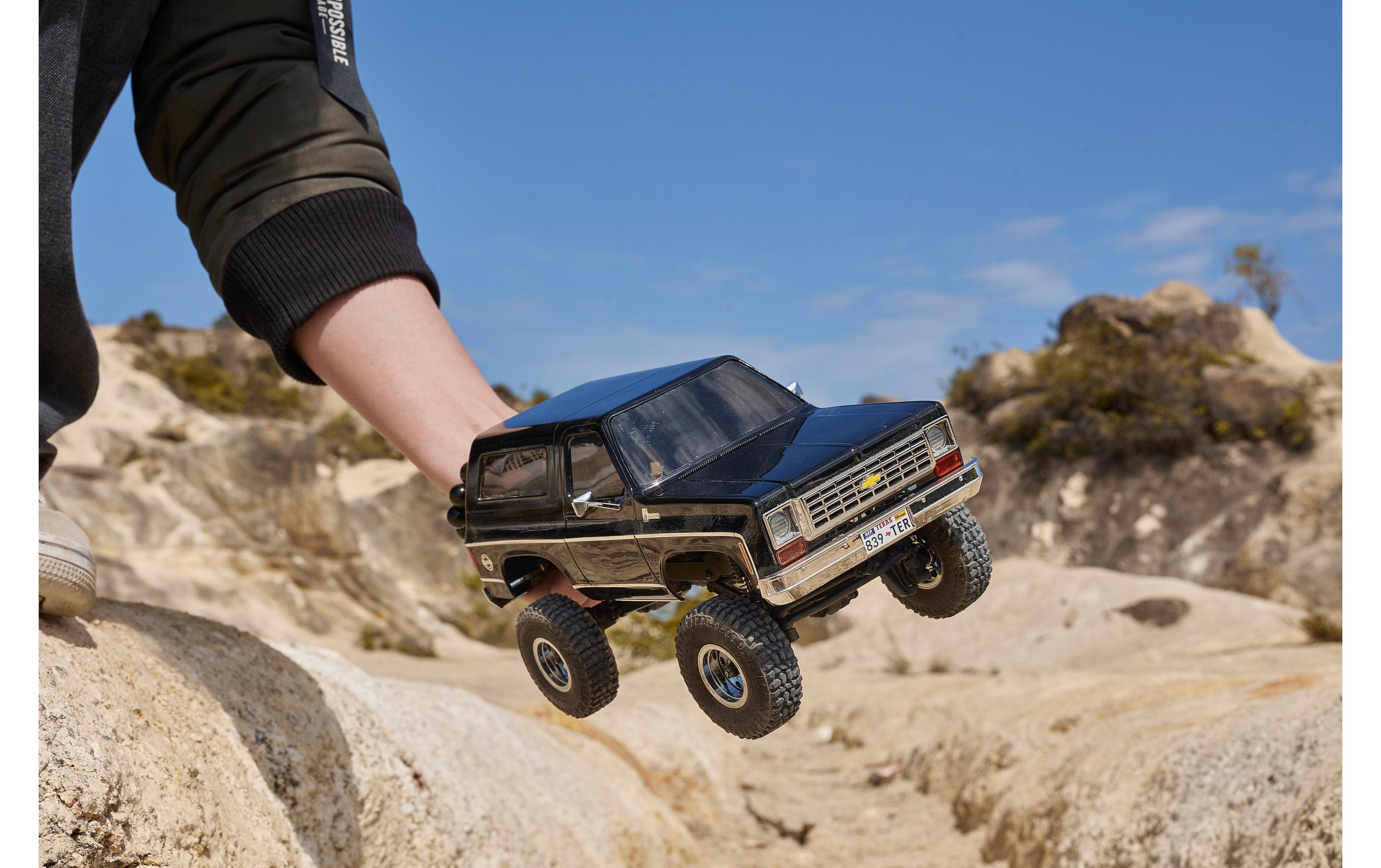 Scale Crawler Chervolet K5 Blazer, Schwarz, RTR, 1:24<br>FCX24 Mini Rock Crawler mit detaillierter Chevy Blazer Karosserie und 2-Gang Getriebe