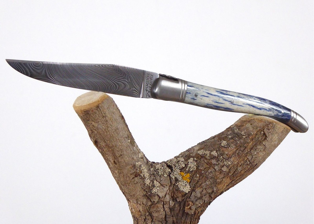 Couteau Laguiole avec un manche en Os de girafe teinté bleu