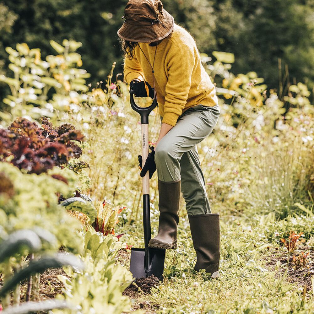 SPADE FISKARS SOLID SPISS TRE 109CM