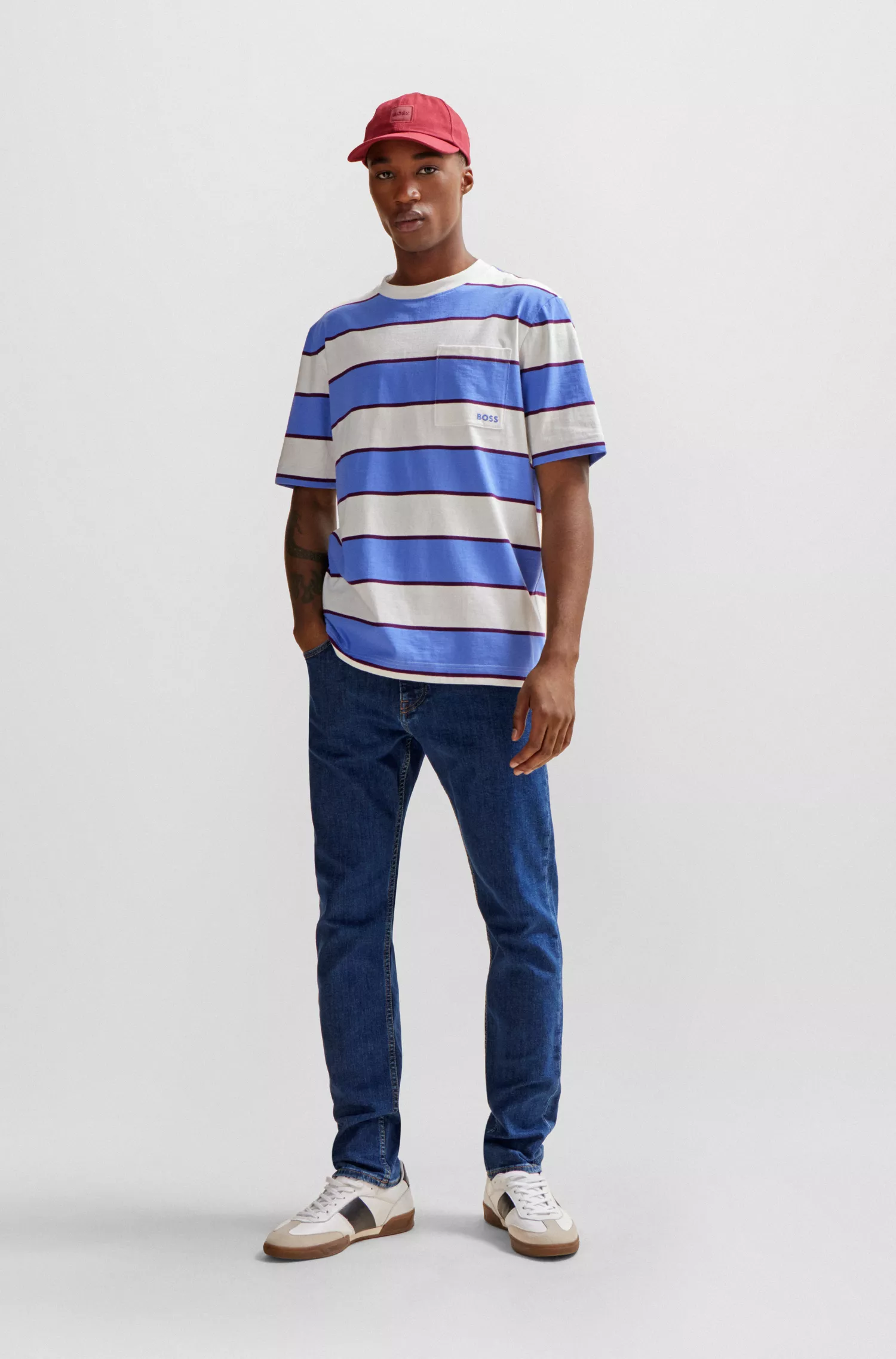 Calça jeans BOSS laranja, corte slim, em denim azul com elasticidade confortável.