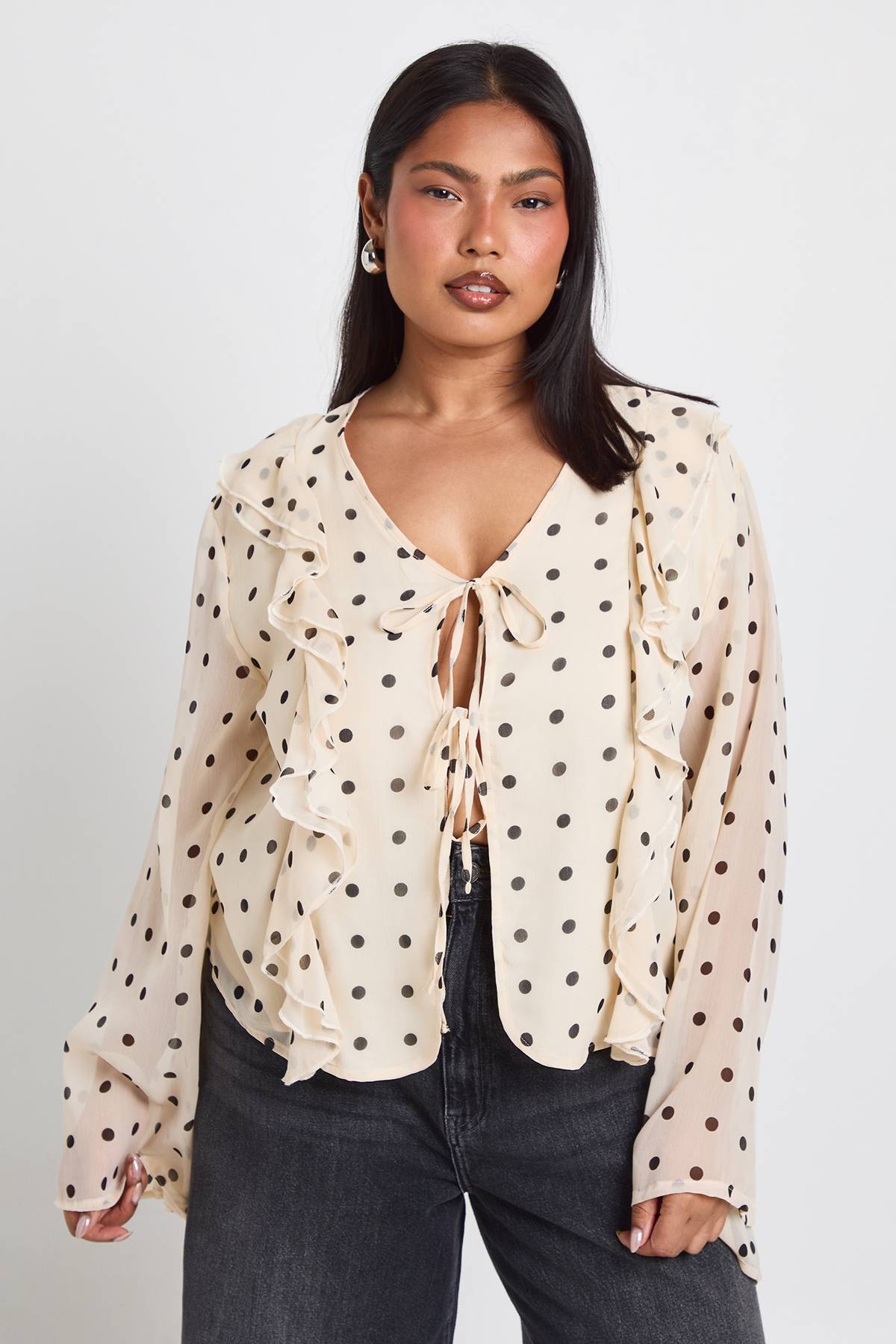 boohoo Chemisier Grande Taille En Mousseline À Pois Avec Volants Et Nœud Devant
