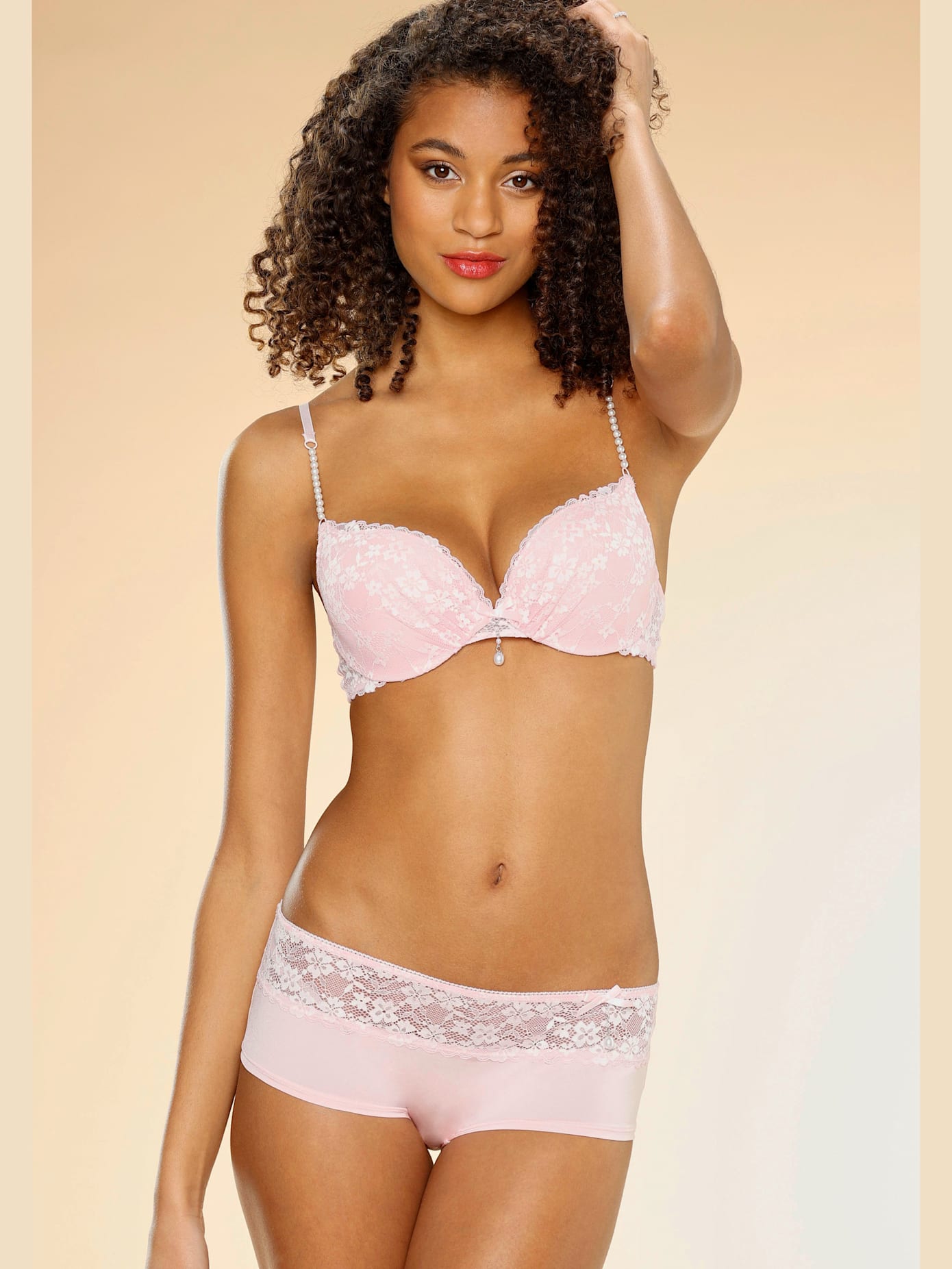 Panty féminin avec perles extravagantes