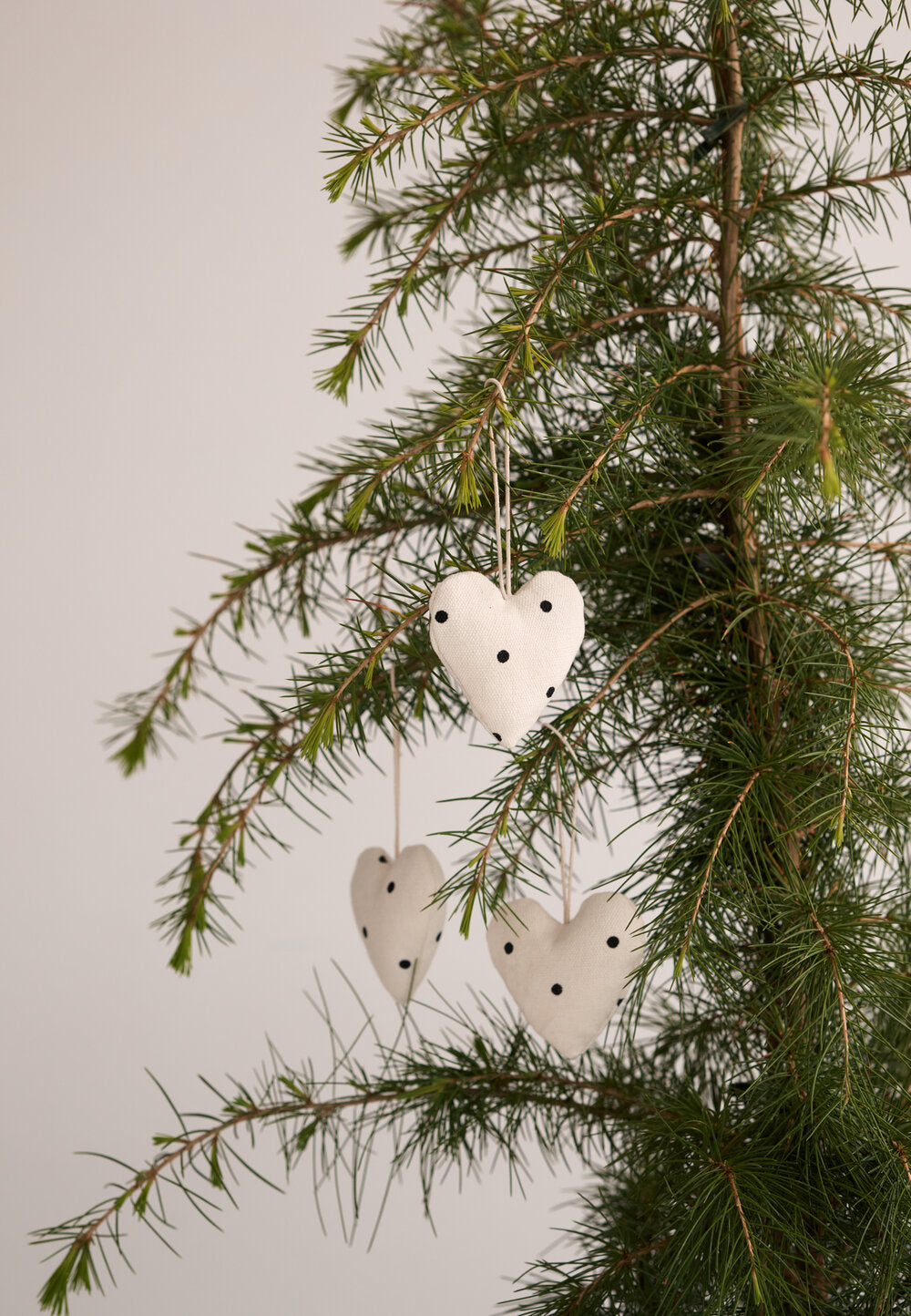 Moshi Moshi Mind  Prikkede hjerter juleophæng, 3 stk. - ecru/black dots