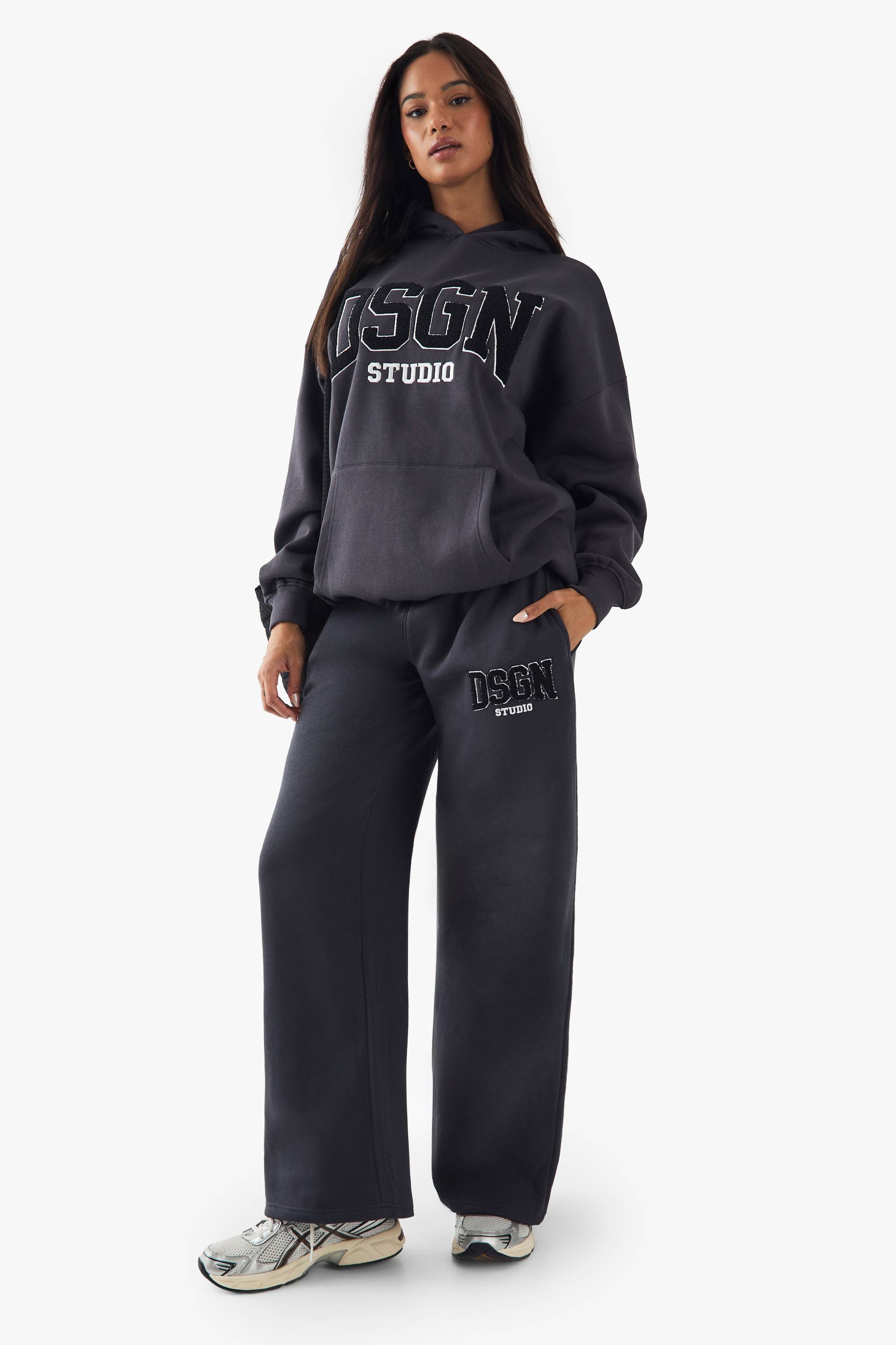 Sweat à Casynthétiqueche Oversize DSGN Studio avec Appliqué en Tissu Éponge