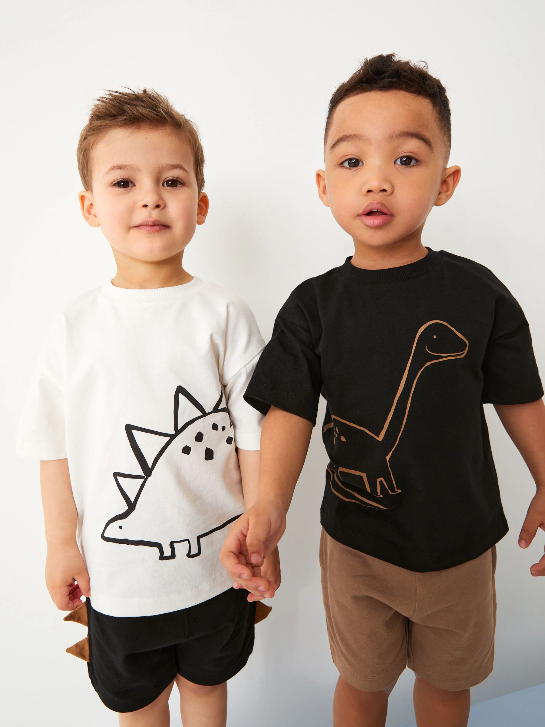 Zwart/lichtbruine dinosaurus - Set van 2 T-shirts met korte mouwen en shorts (3 mnd - 7 jr) (3 mnd - 7 jr)