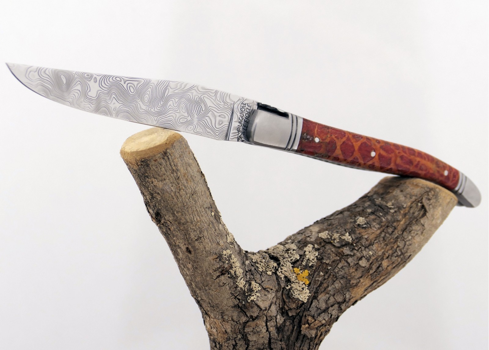 Couteau Laguiole avec un manche en corail Rouge et une lame Damas