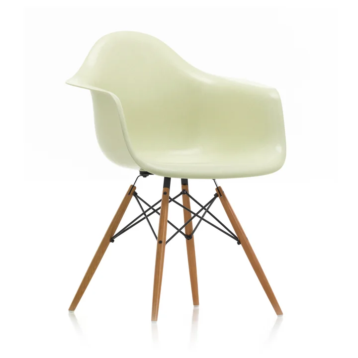 Vitra - Eames Fiberglass Armchair DAW, Esche honigfarben / Eames parchment (Filzgleiter weiss)
