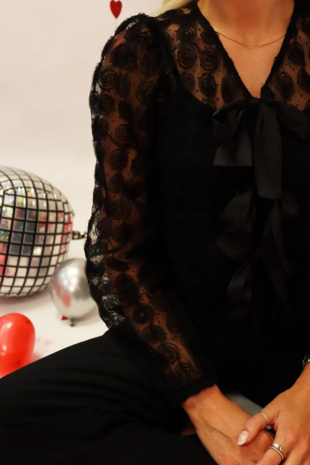 Liberte Manni-Ls-V-Neck-Blouse 22083 black flower dot