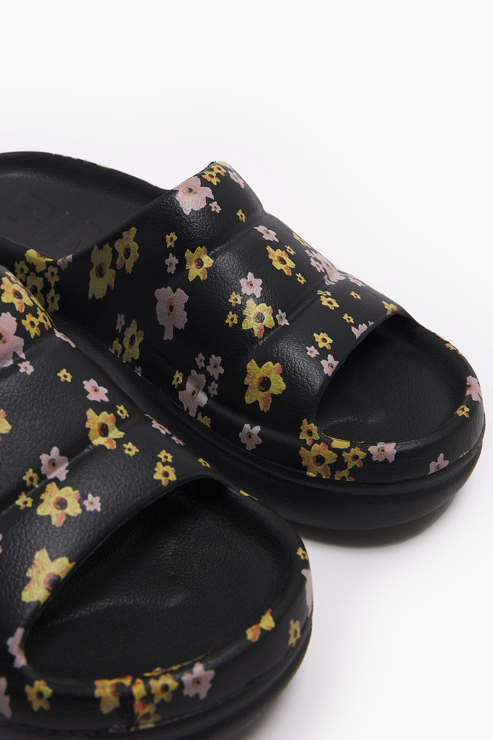 Chinelo plataforma com estampa de flores em acrílico preto
