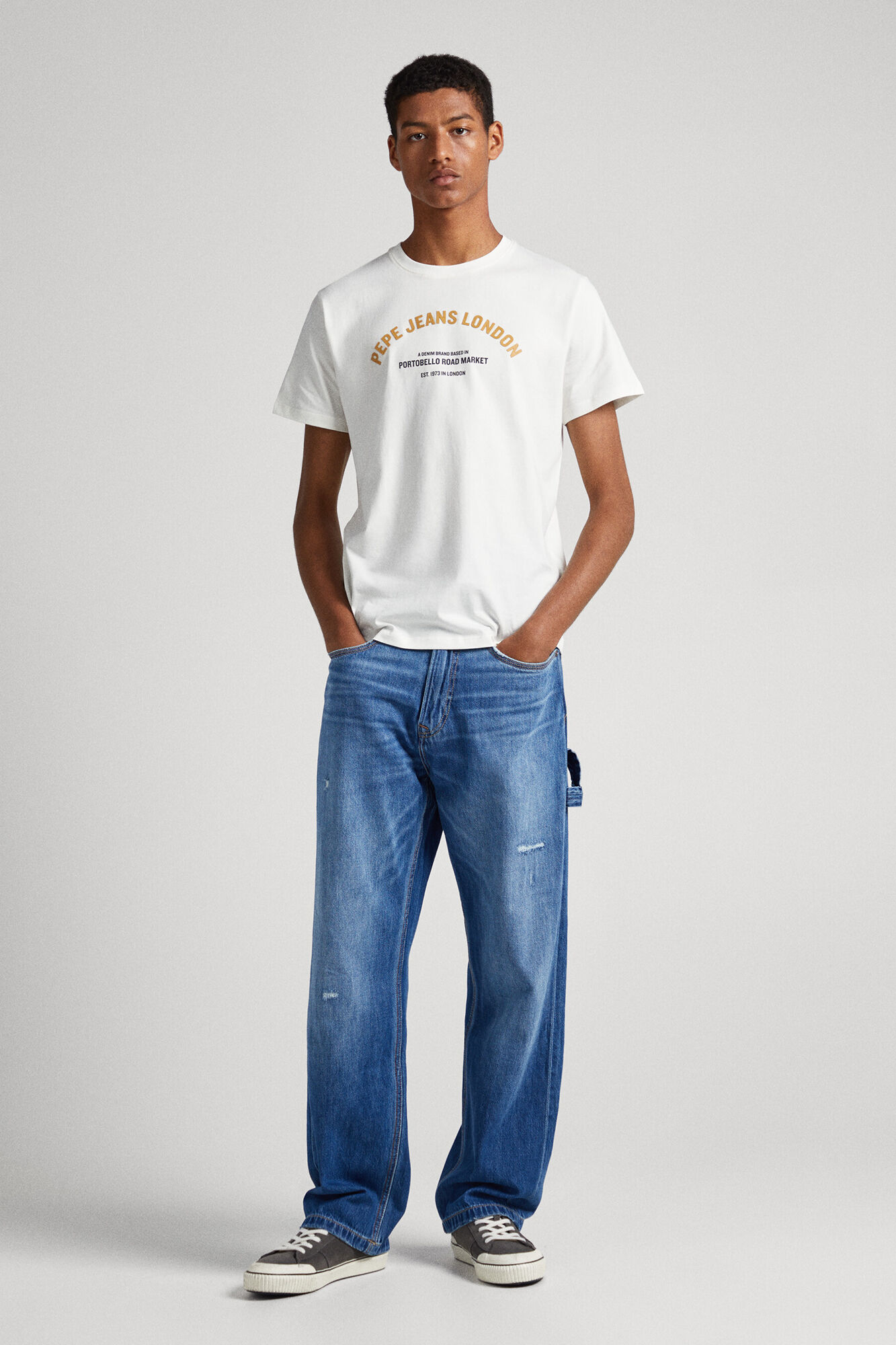 estampa de logotipo em camiseta