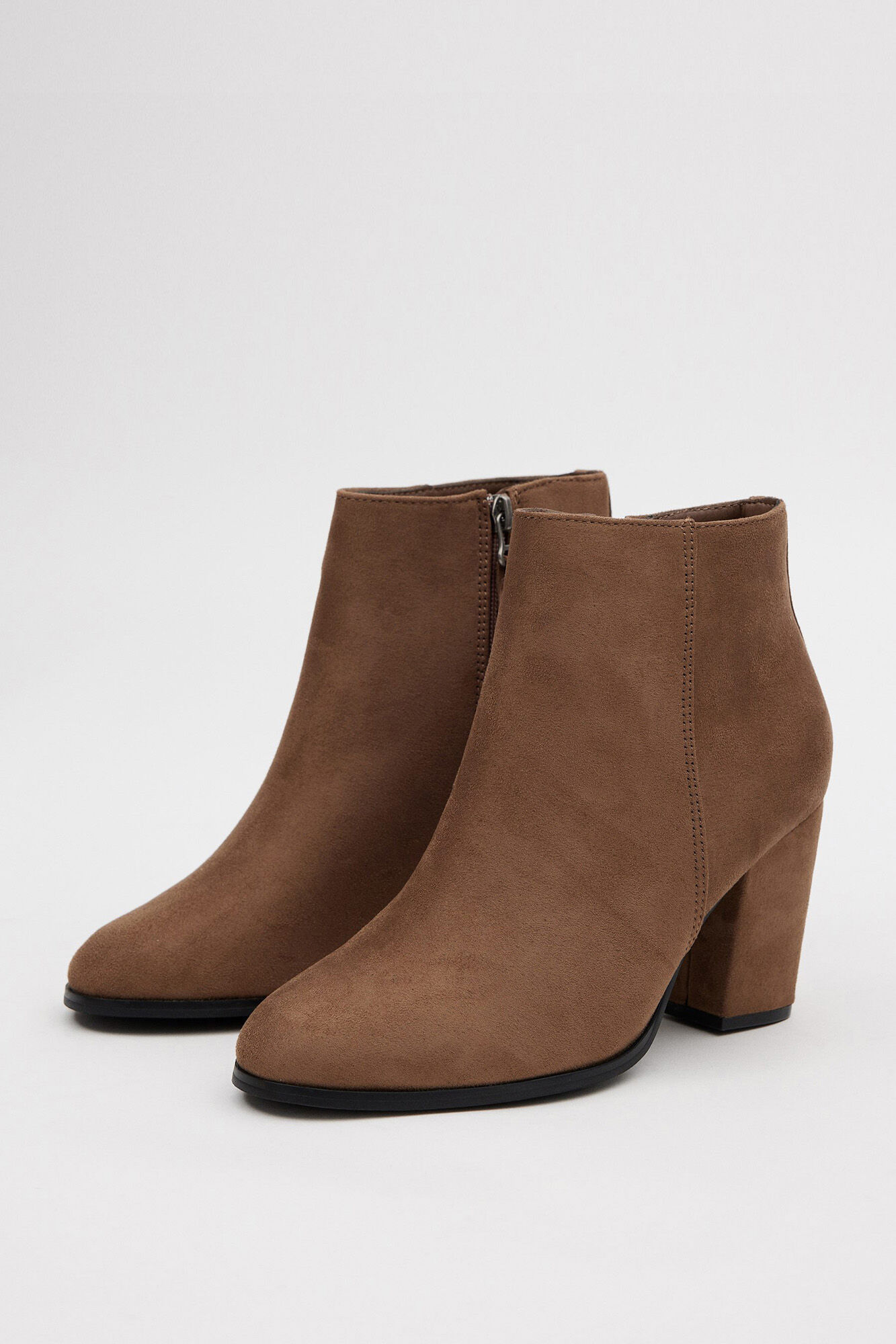 Bota básica de cano curto com salto de 8 cm