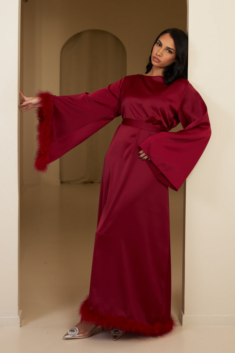 Robe longue rouge satinée et ceinturée à plumes
