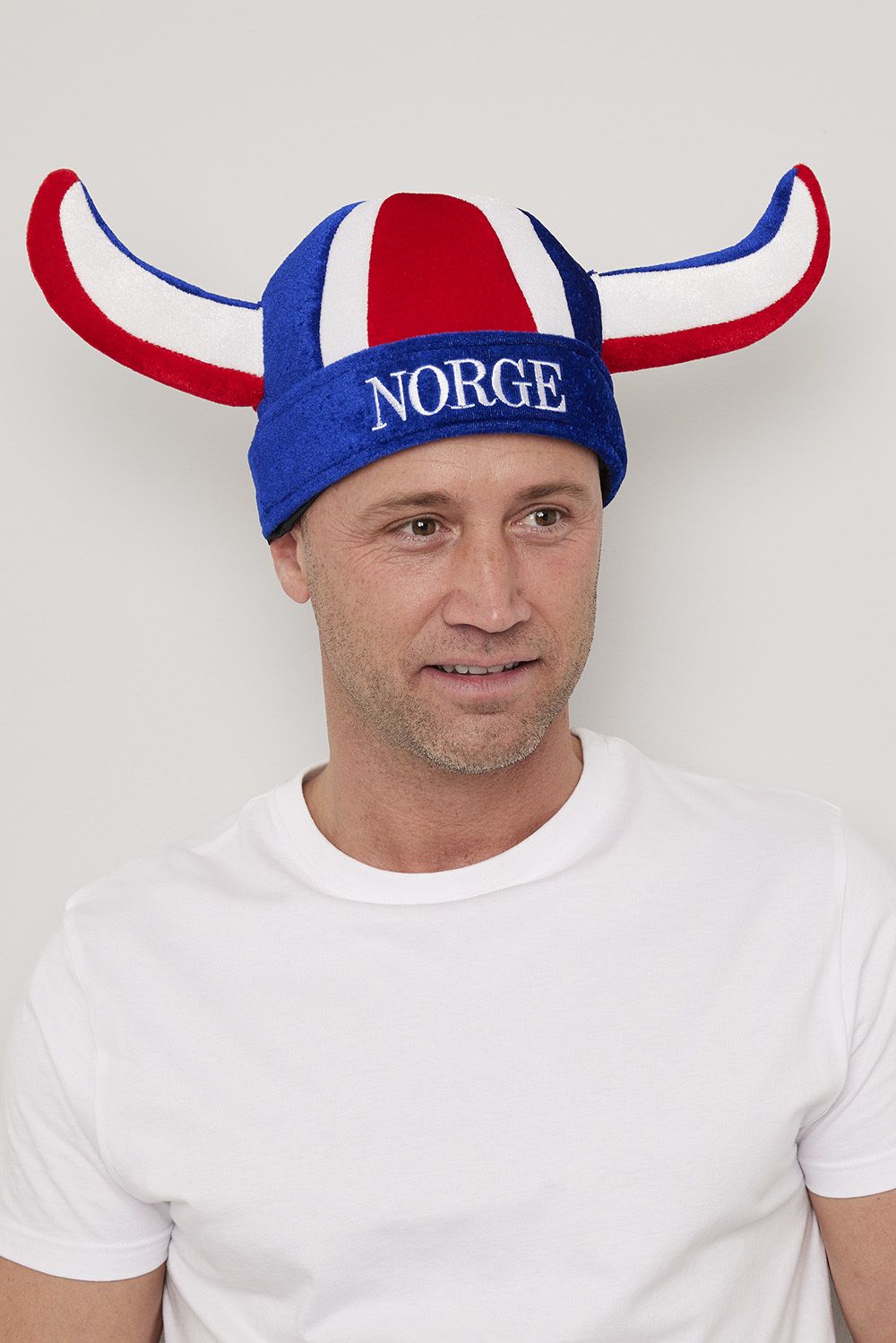 Vikinghjelm med norsk flagg