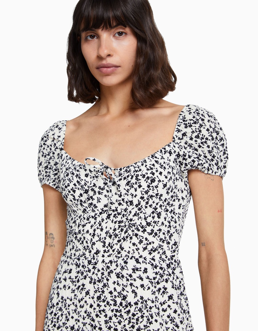 Vestido curto de malha waffle com mangas curtas