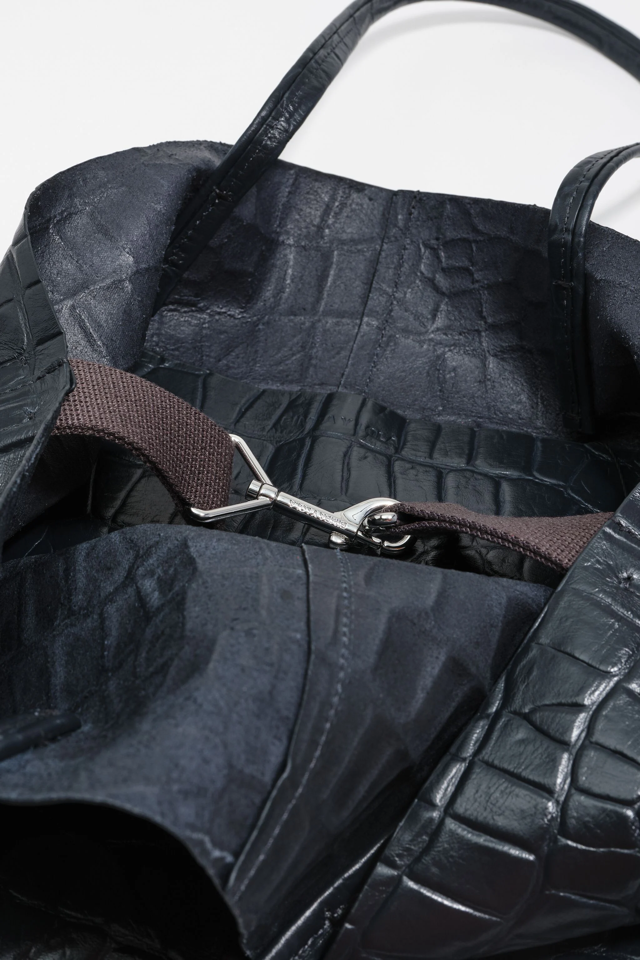 Bolsa de compras grande em couro azul petróleo com estampa de crocodilo.