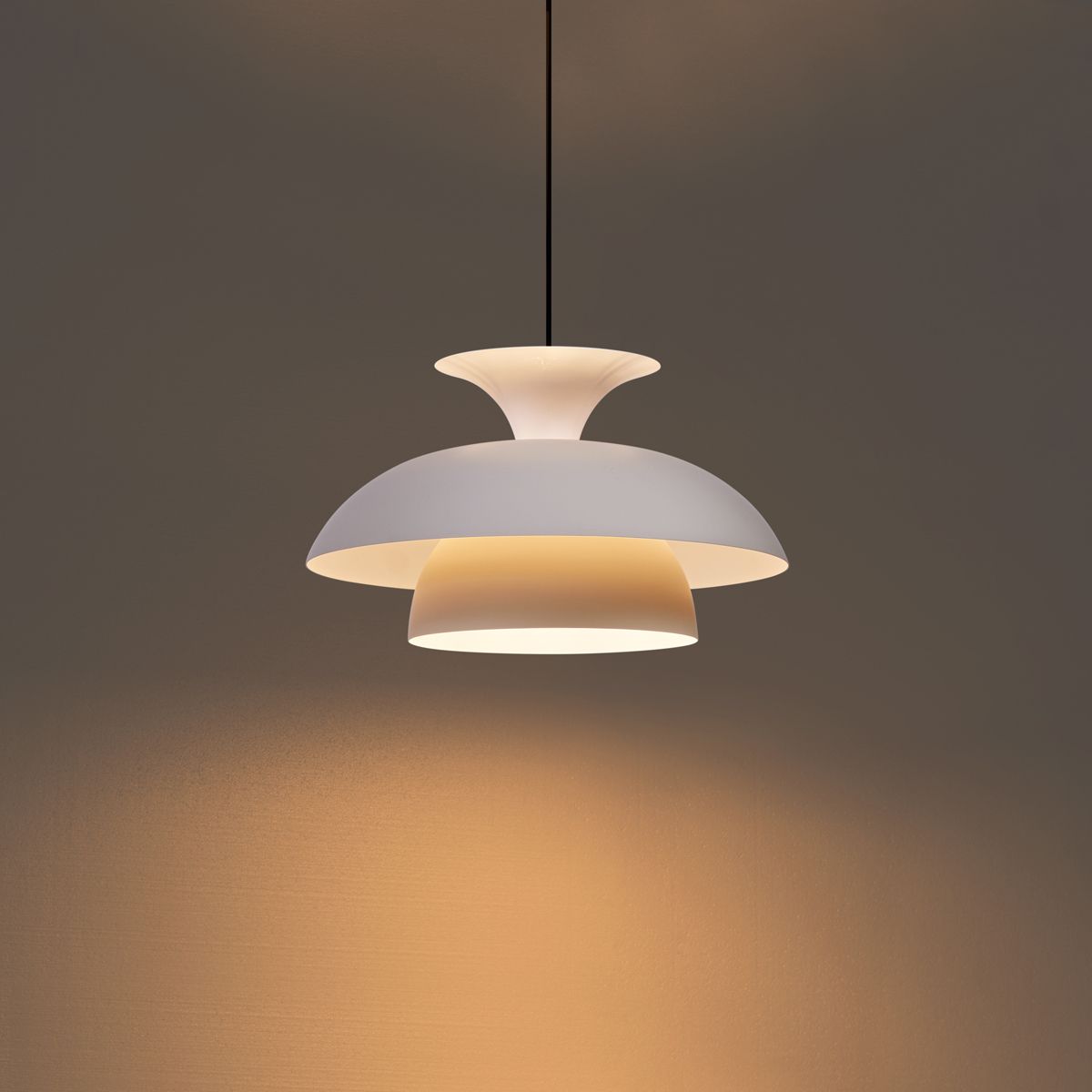 Scandinavische hanglamp beige met witte binnenkant - Titus