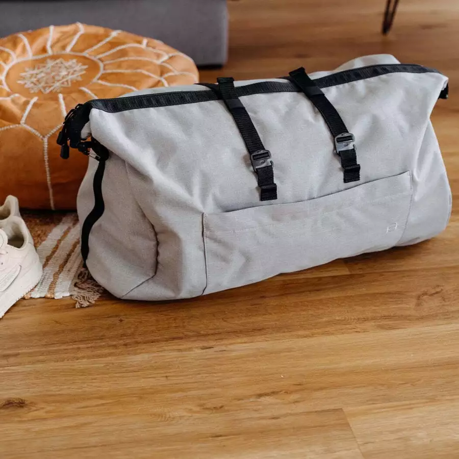 Anna und Oskar Faire Reisetasche Otto aus recyceltem Material Grau