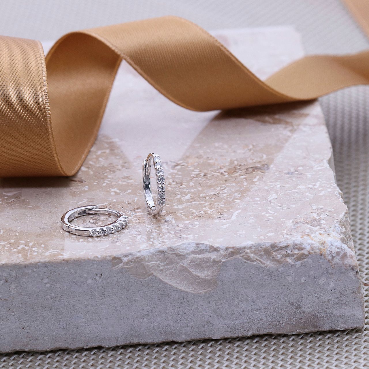 14 Karaat witgouden oorbellen met diamant 0.15ct