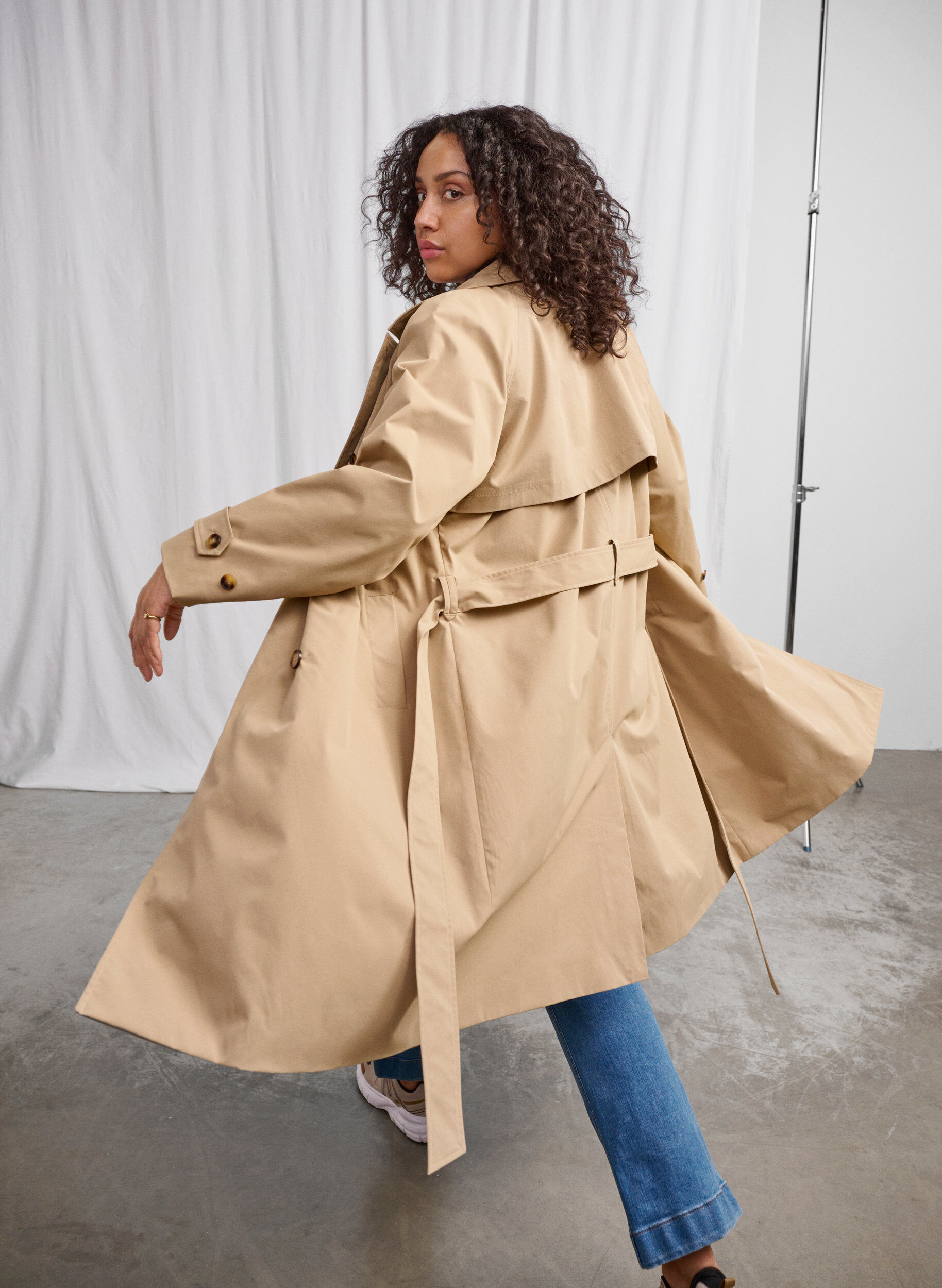 Klassisk lang trenchcoat med bælte