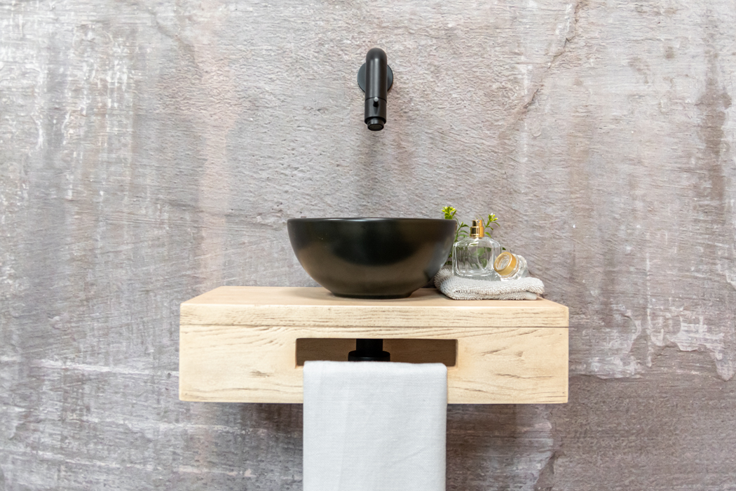 Saniclear Seba fonteinset met eiken plank, zwarte waskom en zwarte kraan voor in het toilet