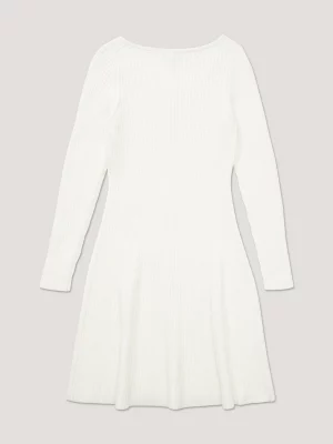 Vestido curto canelado com modelagem evasê e ajuste adaptável