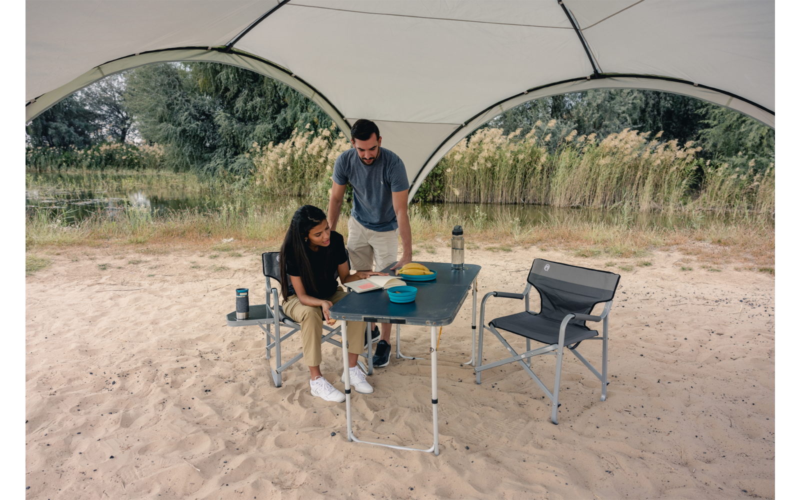 Coleman Deck Chair Klappbarer Campingstuhl Aluminium silber mit Tisch