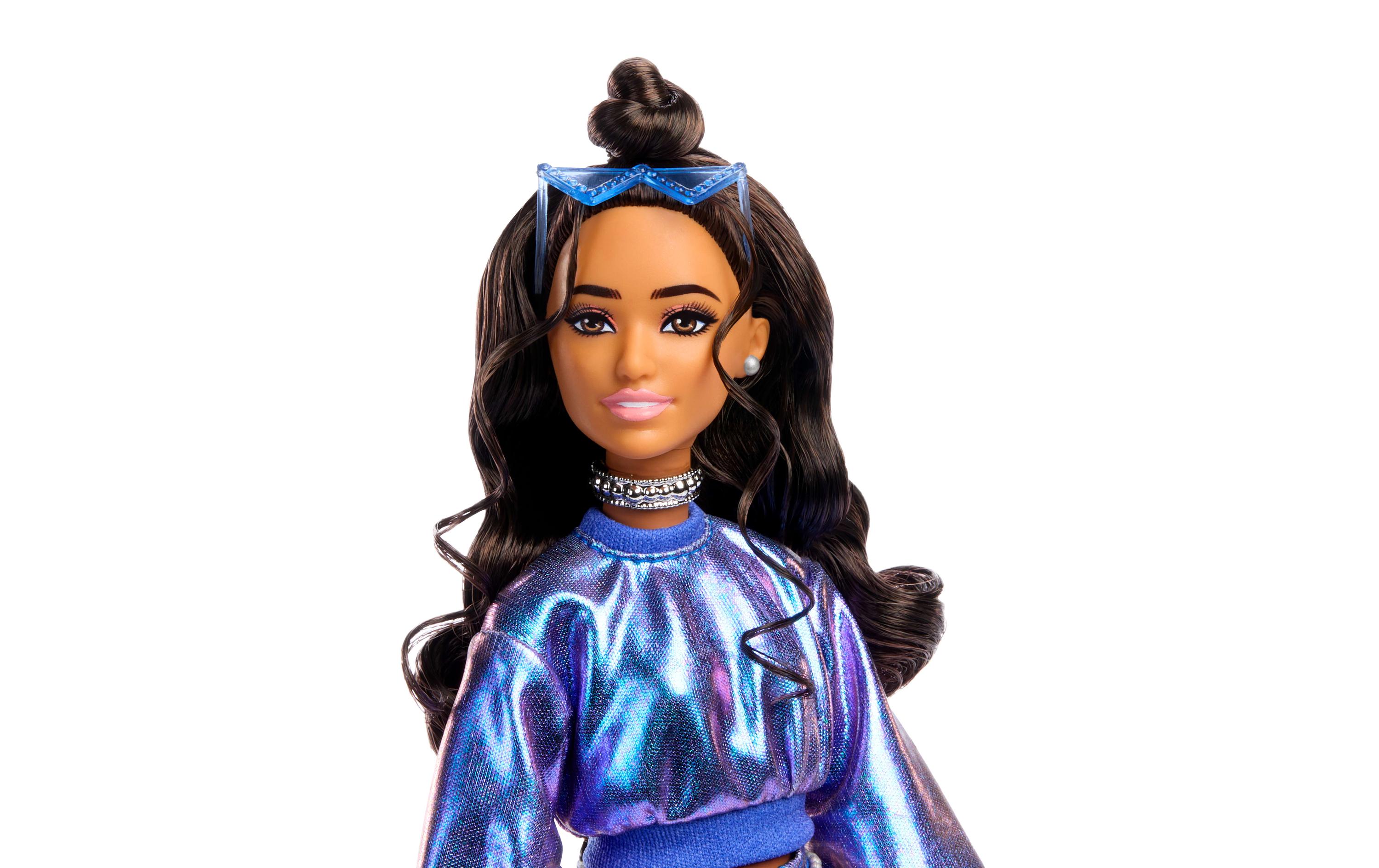 Puppe Deluxe Style Blue SweaterStyle-Modepuppe in blauem Metallic-Top und Rock mit Accessoires