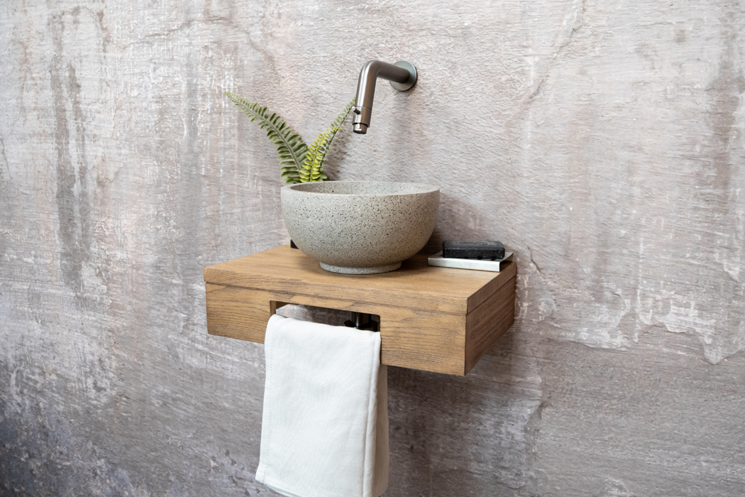 Saniclear Seba fonteinset met bruin eiken plank, grijze terrazzo waskom en verouderd ijzer kraan voor in het toilet